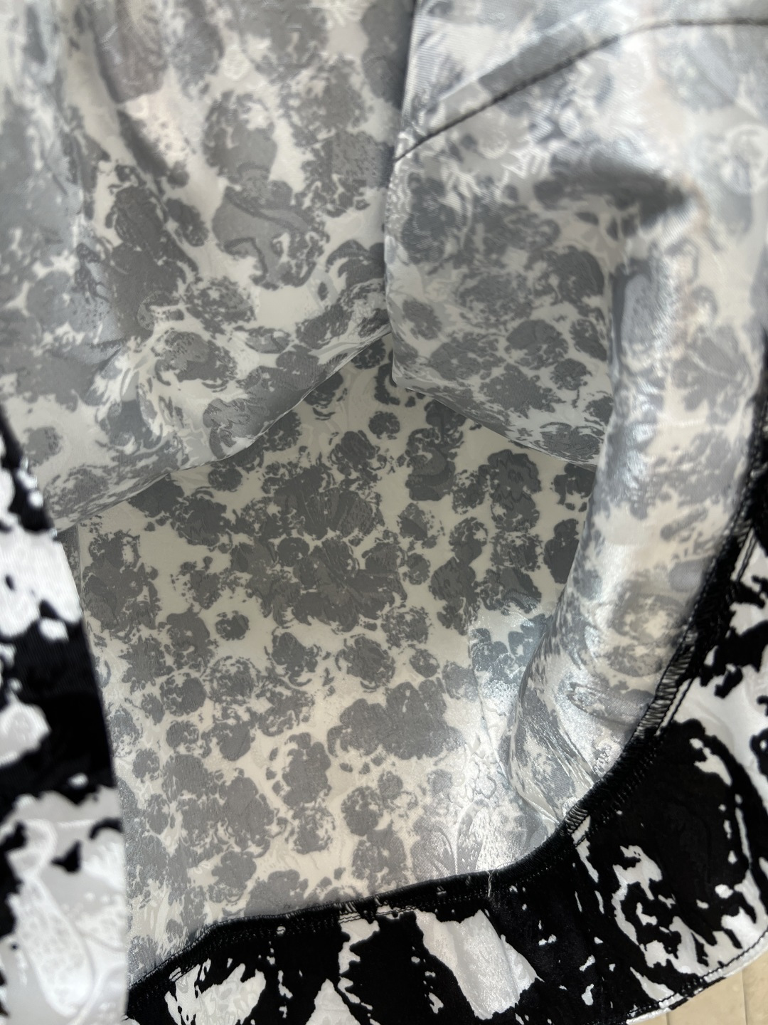 26春夏新款 黑白印花无袖连衣裙 轻盈透气面料 夏天穿超舒服！圆领+无袖设计 肩颈线条直接拉满 裙摆微收