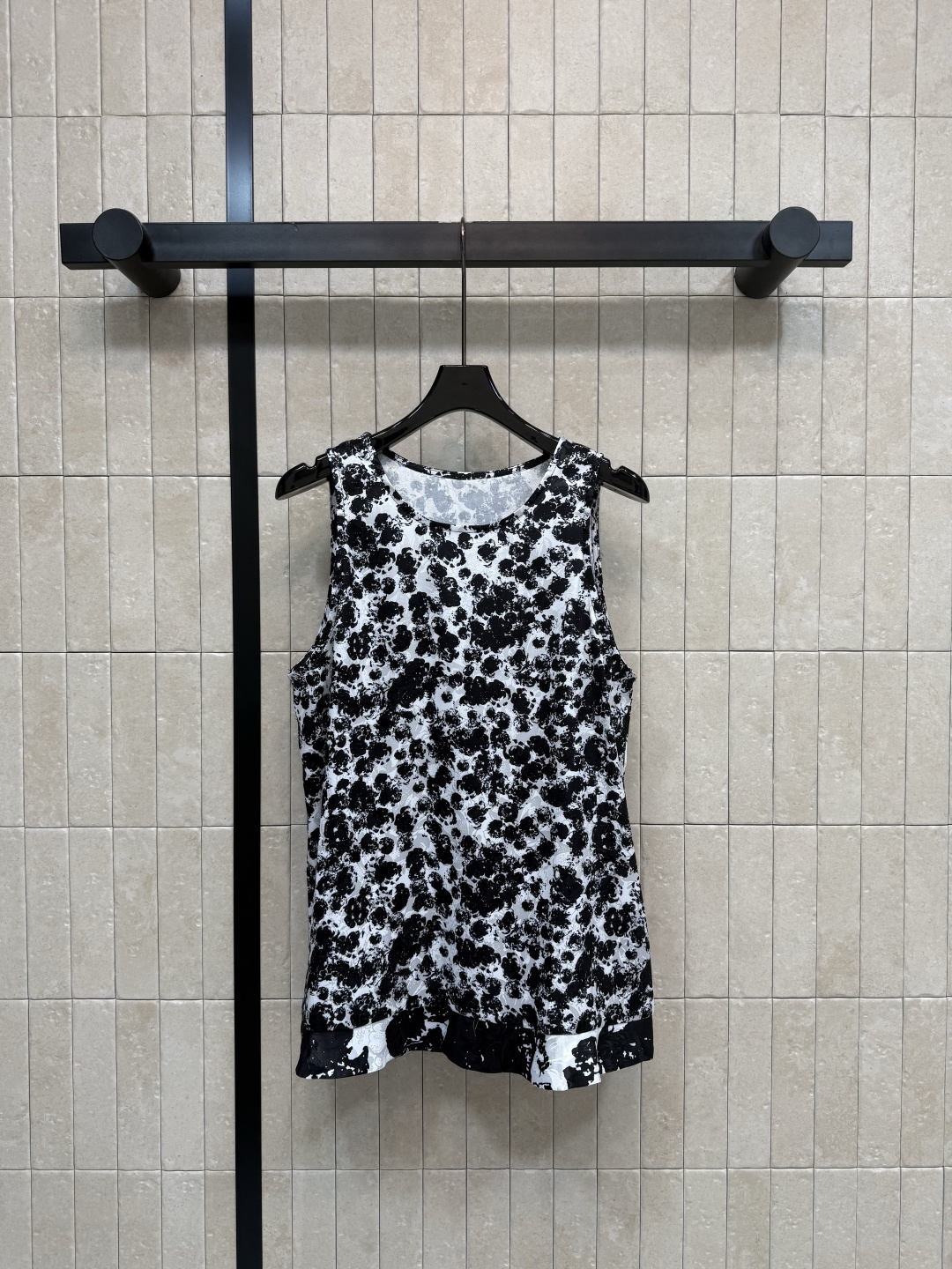 NO:759648,26 spring and summer new style black and white printed sleeveless dress, light and breathable fabric, super comfortable to wear in summer!  Round neck + sleeveless design, the shoulder and neck lines are directly stretched out, the skirt is slightly gathered, and the body shape is modified to a great proportion. The black and white print is low-key and artistic. It can be easily used in daily life, vacations, and parties. The fabric is soft and skin-friendly, breathable and not stuffy. It goes well with sandals or high heels. It is easy to switch styles. It looks good no matter how you wear it!  !  Three sizes in one color Size/S-M-L,,sandals,high heels,skirts,1986090926春夏新款 黑白印花无袖连衣裙 轻盈透气面料 夏天穿超舒服！圆领+无袖设计 肩颈线条直接拉满 裙摆微收 修饰身形比例超赞汁 黑白印花低调又有艺术感 日常、度假、聚会都能轻松驾驭 面料柔软亲肤 透气不闷热 搭配凉鞋或高跟鞋都很出彩 轻松切换风格 怎么穿都好看！！一色三码 Size/S-M-L,,sandals,high heels,skirts,,Women's clothing