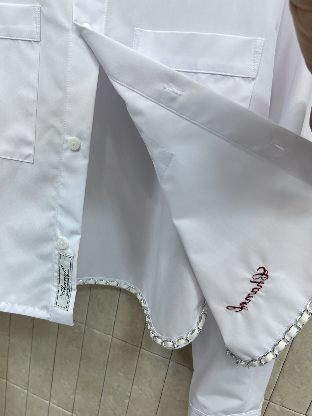 小香家 26春夏新款 白色短款衬衫 简约设计+高品质棉质 穿着舒适透气 正面双对称口袋 实用又有设计感 