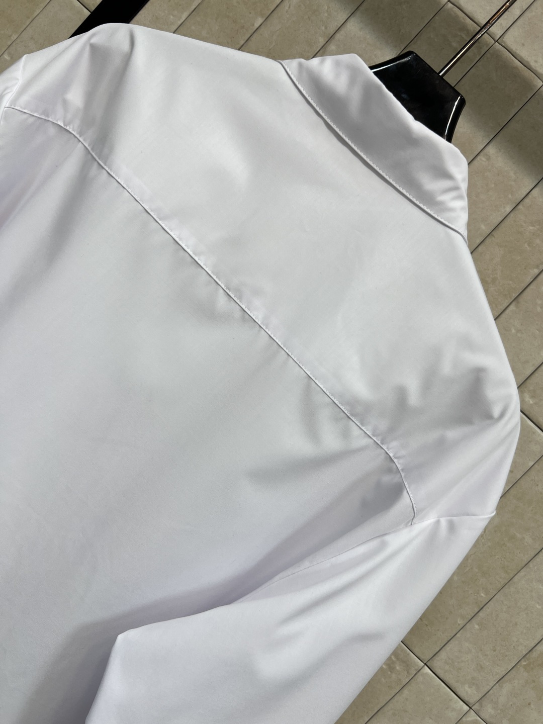小香家 26春夏新款 白色短款衬衫 简约设计+高品质棉质 穿着舒适透气 正面双对称口袋 实用又有设计感 
