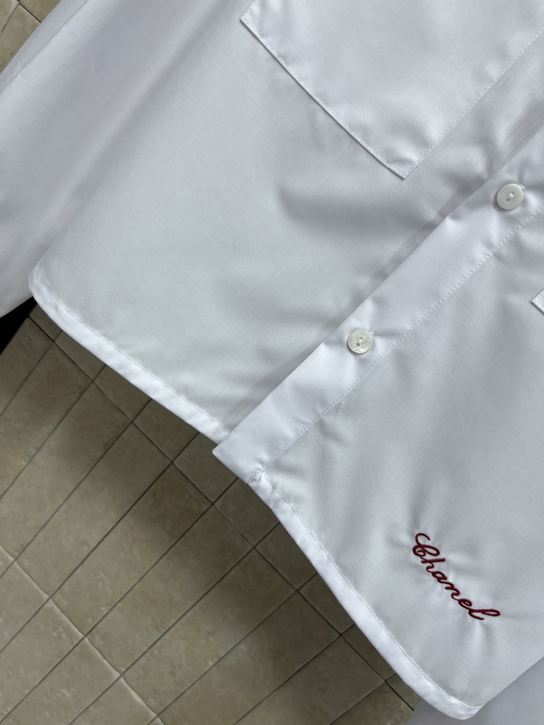 小香家 26春夏新款 白色短款衬衫 简约设计+高品质棉质 穿着舒适透气 正面双对称口袋 实用又有设计感 