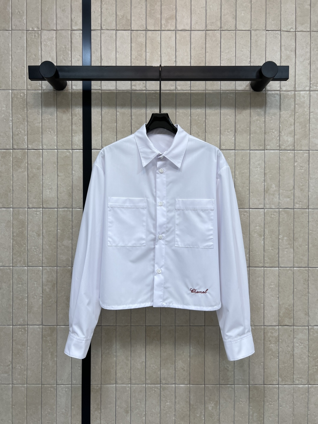 NO:759657,Xiaoxiangjia 26 spring and summer new style white short shirt. Simple design + high-quality cotton. Comfortable and breathable to wear. Double symmetrical pockets on the front. Practical and design. Brand embroidery in the lower left corner is very recognizable. Chain binding inside the hem. Classic lapel + long sleeves. Easy to manage in daily commuting. It goes well with jeans or skirts. The low-key elegance is easy to grasp! Three sizes in one color Size/S-M-L,,chanel,skirts,jeans,shirts,19860909小香家 26春夏新款 白色短款衬衫 简约设计+高品质棉质 穿着舒适透气 正面双对称口袋 实用又有设计感 左下角品牌刺绣超有辨识度 衣摆里面链条包边 经典翻领+长袖 通勤日常都能轻松驾驭 搭配牛仔裤或半裙都很出彩 低调优雅气质拿捏住啦! 一色三码 Size/S-M-L,,chanel,skirts,jeans,shirts,,Women's clothing