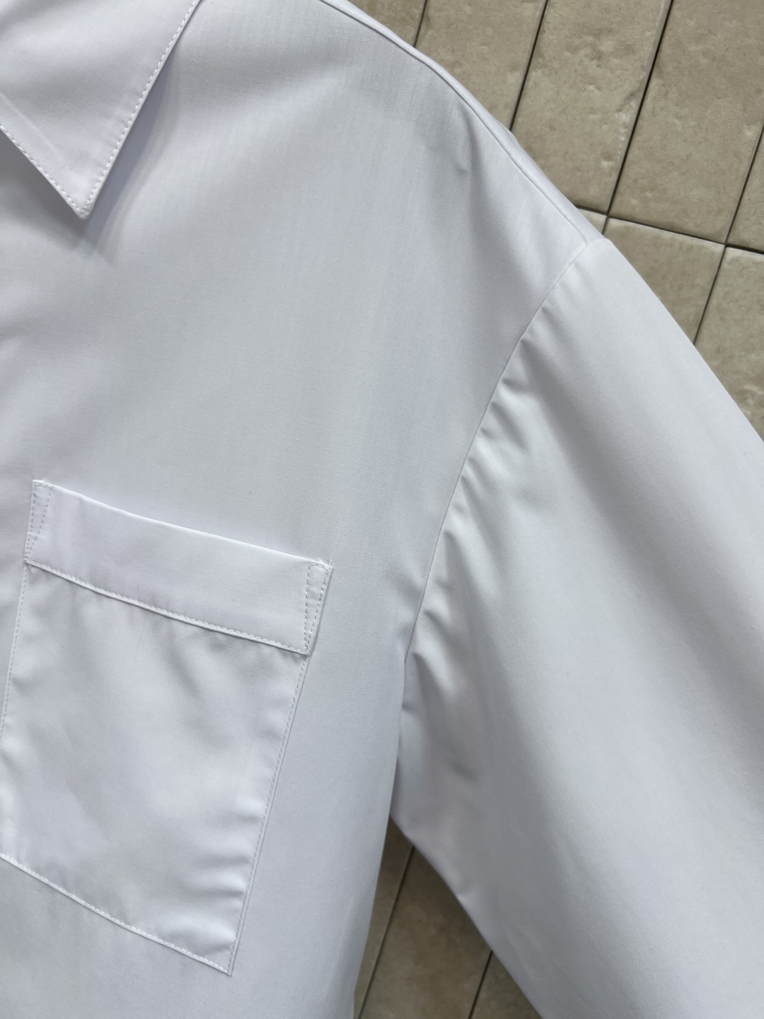 小香家 26春夏新款 白色短款衬衫 简约设计+高品质棉质 穿着舒适透气 正面双对称口袋 实用又有设计感 