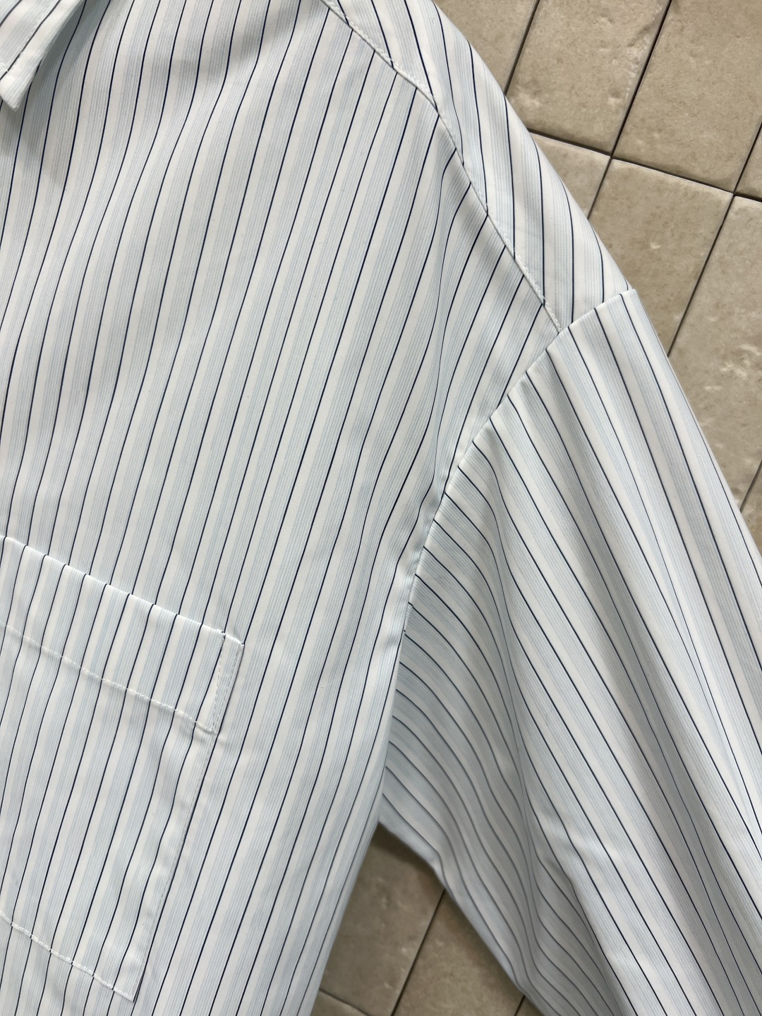 小香家 26春夏新款 条纹蓝衬衫 经典竖条纹+胸前双口袋 简约又有细节感！左下角logo刺绣超有辨识度 