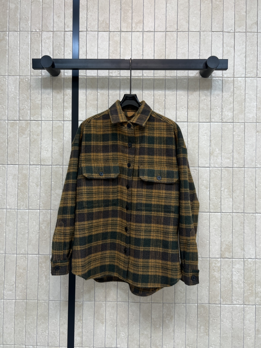 NO:759627,26 spring and summer new style, lapel plaid wool shirt, made of wool and cashmere blend, brown + dark green plaid, full of retro literary sense, loose silhouette, super casual, great to wear alone or layered, lapel + double breast pocket design, practical and detailed, easy to control for commuting and leisure, with both texture and taste!  One color, three sizes S-M-L,,shirts,1986090926春夏新款 翻领格纹羊毛衬衫 采用羊毛羊绒混纺 棕黄+墨绿格纹 复古文艺感满满 宽松廓形超显随性 单穿或叠搭都很出彩 翻领+双胸口袋设计 实用又有细节感 通勤休闲都能轻松驾驭 质感与品味兼具！ 一色三码 S-M-L,,shirts,,Women's clothing