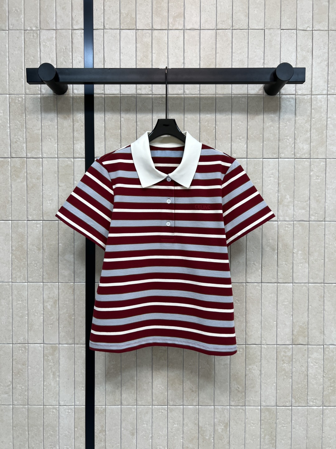 NO:759665,CE Home's 26 spring and summer new striped Polo collar knitted short-sleeved T-shirt is designed with burgundy, light blue and white stripes, paired with a white Polo collar, full of retro college style!  The knitted fabric is soft and comfortable, super refreshing to wear in the summer. Short-shouldered sleeves + loose fit. Highly tolerant. Can be easily worn in daily casual or college style. The button decoration is practical and beautiful. It looks great with jeans or casual pants. Three sizes in one color. Size/S-M-L,, jeans, T-shirt, tees, t-shirt,19860909CE家 26春夏新款 条纹Polo领针织短袖T恤 采用酒红、浅蓝和白色条纹设计 搭配白色Polo领 复古学院风满满！针织面料柔软舒适 夏天穿超清爽 正肩短袖+宽松版型 包容性强 日常休闲或学院风都能轻松驾驭 纽扣装饰实用又好看 随便搭牛仔裤或休闲裤都很出彩 一色三码 Size/S-M-L,,jeans,T-shirt,tees，t-shirt,,Women's clothing