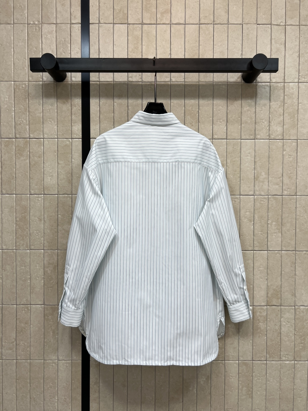 小香家 26春夏新款 条纹蓝衬衫 经典竖条纹+胸前双口袋 简约又有细节感！左下角logo刺绣超有辨识度 