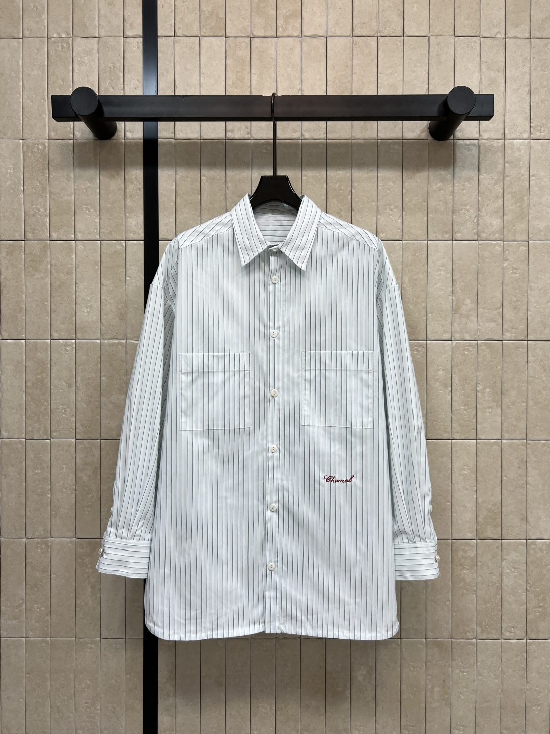 NO:759635,Xiaoxiangjia 26 spring and summer new striped blue shirt, classic vertical stripes + double chest pockets, simple and detailed!  The logo embroidery in the lower left corner is very recognizable. The cotton fabric is breathable and comfortable. It can be easily used for daily commuting and leisure. You can switch between college style or retro style at will. It can be paired with jeans or casual pants!  One color and three sizes Size/S-M-L,,chanel,jeans,shirts,19860909小香家 26春夏新款 条纹蓝衬衫 经典竖条纹+胸前双口袋 简约又有细节感！左下角logo刺绣超有辨识度 棉质面料透气舒适 日常通勤、休闲都能轻松驾驭 学院风or复古风随心切换 搭配牛仔裤或休闲裤都OK！一色三码 Size/S-M-L,,chanel,jeans,shirts,,Women's clothing