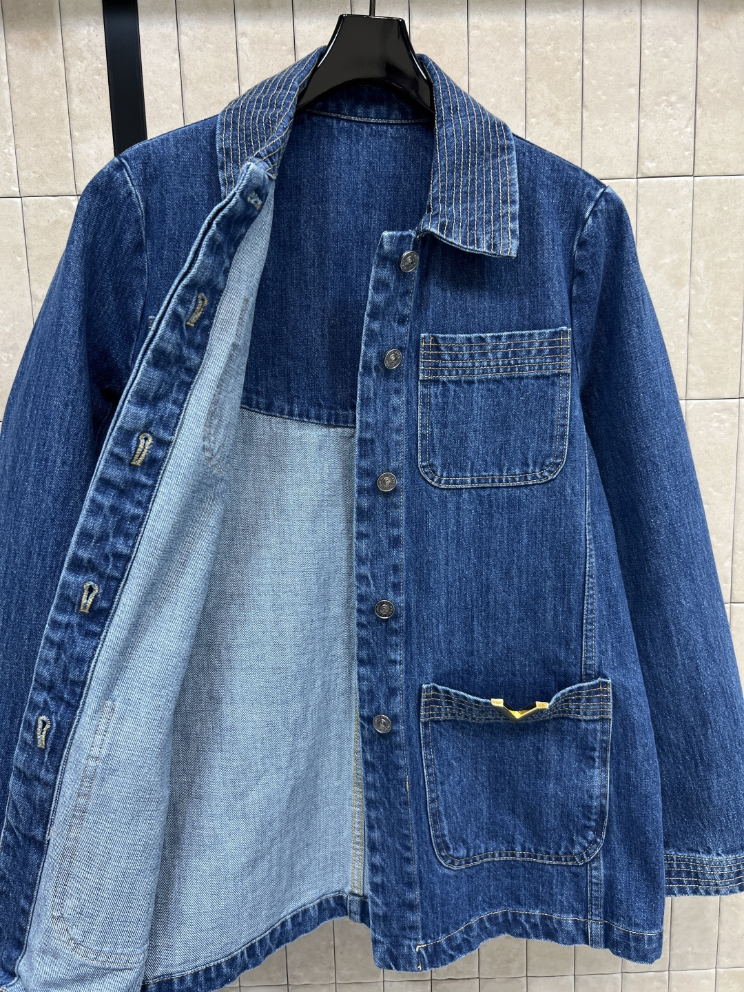 V家 26春夏新款 复古工装风牛仔外套 深蓝水洗牛仔布 质地硬挺 复古工装风设计超有型！翻领+多口袋 实