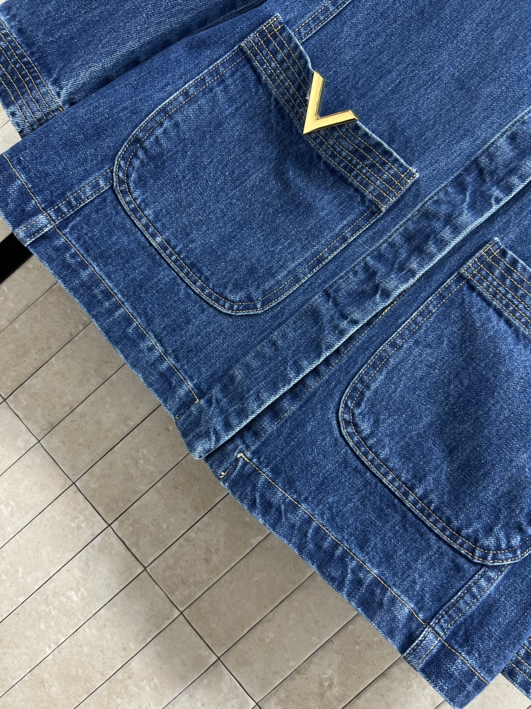 V家 26春夏新款 复古工装风牛仔外套 深蓝水洗牛仔布 质地硬挺 复古工装风设计超有型！翻领+多口袋 实