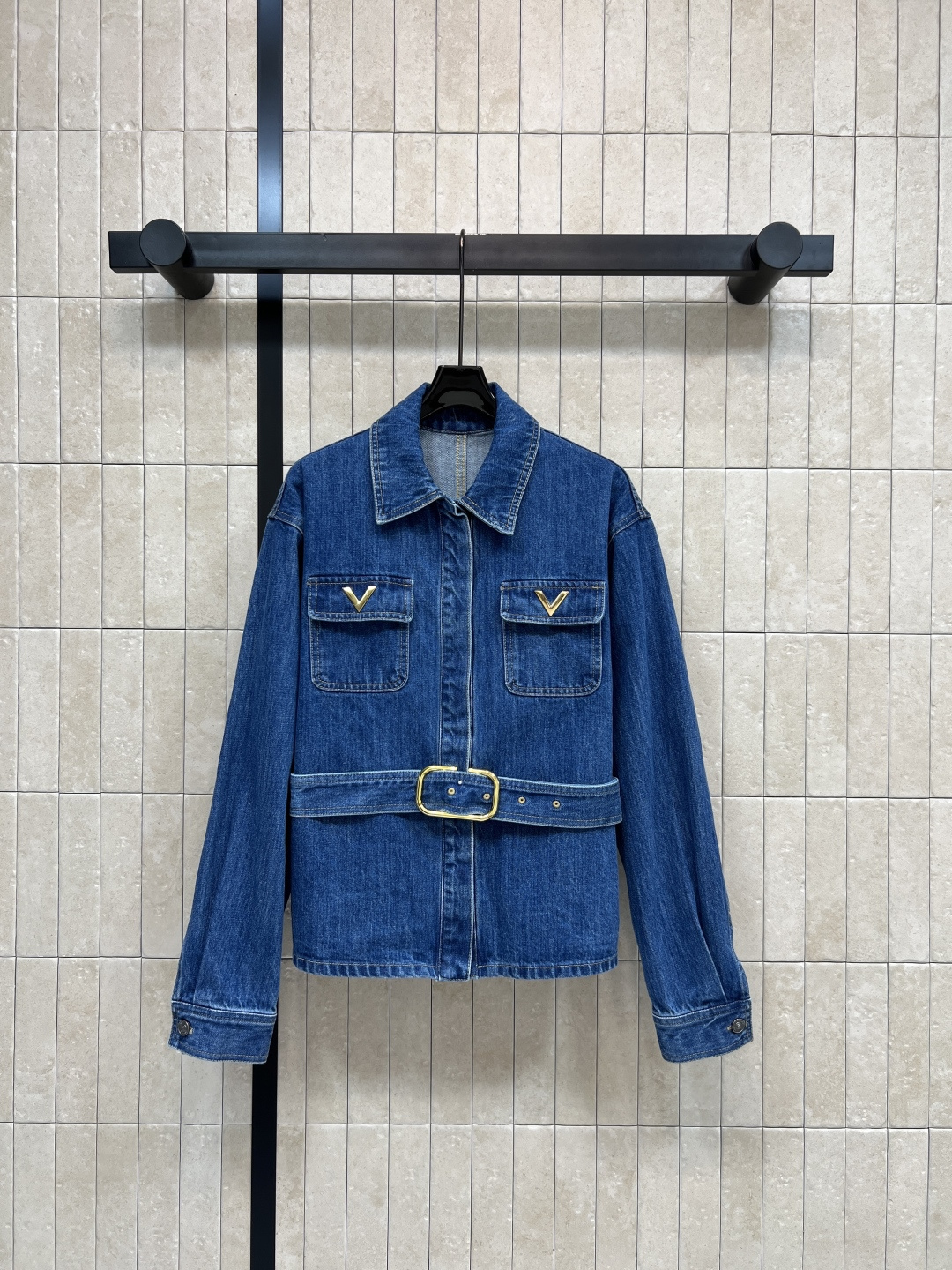 NO:759656,V Home 26 new spring and summer style denim waist jacket, dark blue washed fabric, full of retro feel, double chest pockets with V-shaped metal buckles, full of details, adjustable metal belt at the waist, which modifies the body shape and adds practicality and fashion. The short design is perfect for matching with high-waisted pants or skirts. It can easily create street style or casual style. It is OK for daily outings and dates!  Three sizes in one color Size/S-M-L,,skirts,jackets & coats,19860909V家 26春夏新款 牛仔收腰外套 深蓝色水洗面料 复古感满满 胸前双口袋配V字金属扣 细节感十足 腰部可调节金属腰带 修饰身形又增添实用与时尚感 短款 设计超适合搭配高腰裤或裙装 轻松打造街头风或休闲风 日常出街、约会都很OK！一色三码 Size/S-M-L,,skirts,jackets & coats,,Women's clothing