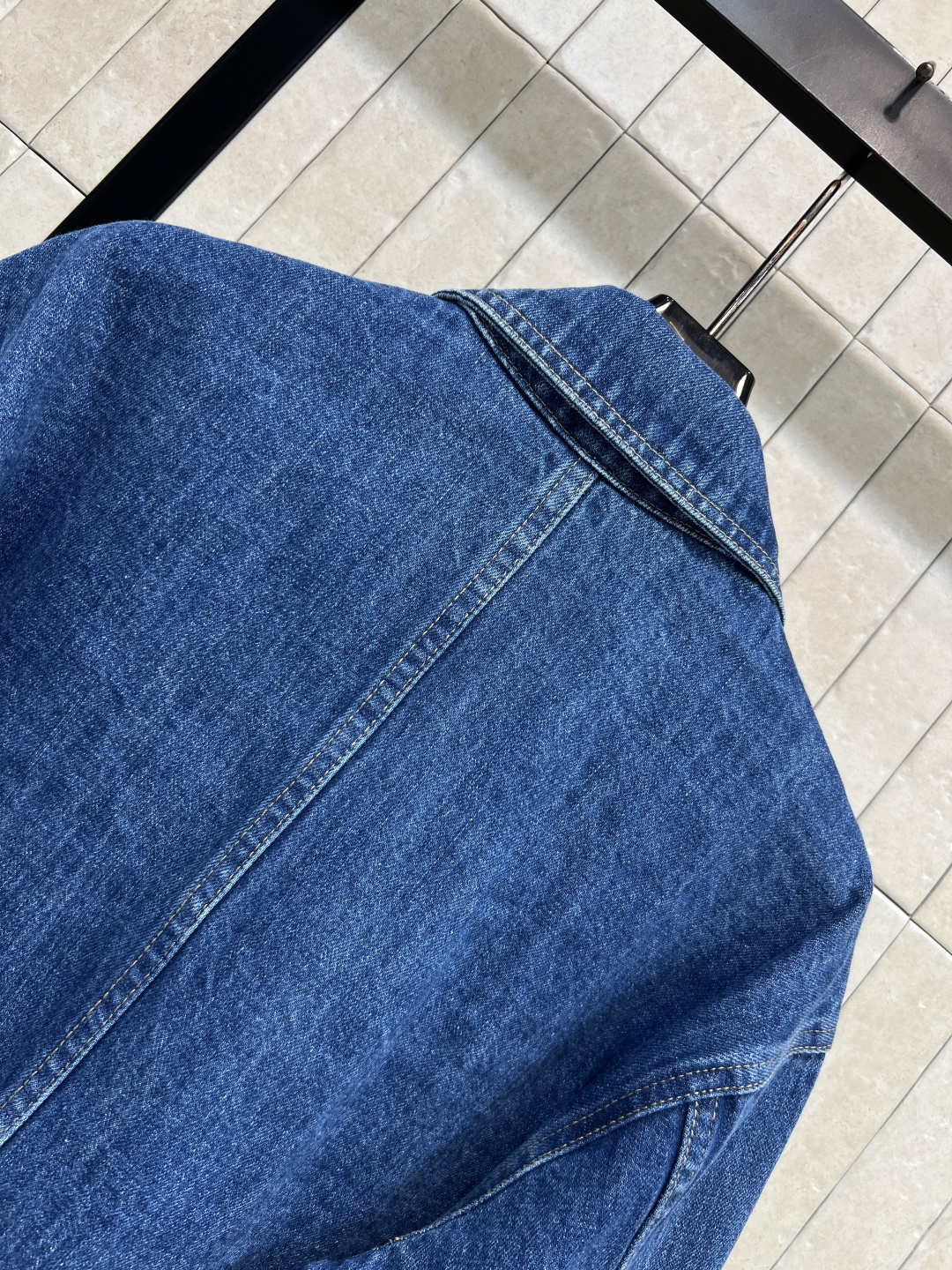 V家 26春夏新款 牛仔收腰外套 深蓝色水洗面料 复古感满满 胸前双口袋配V字金属扣 细节感十足 腰部可