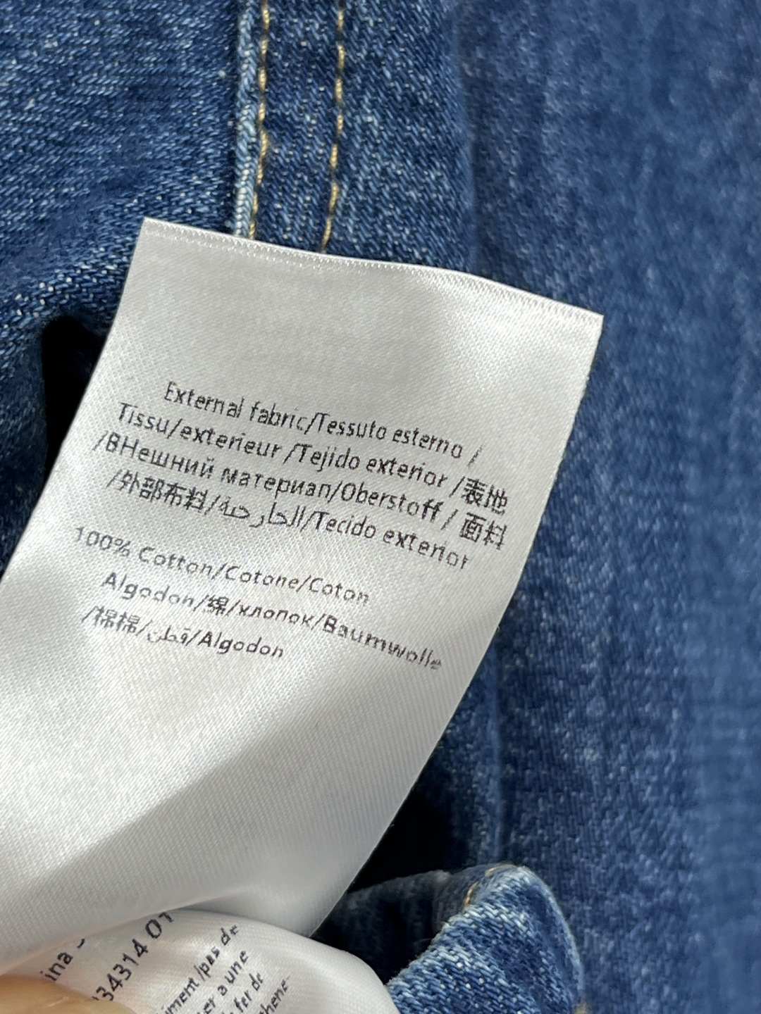 V家 26春夏新款 牛仔收腰外套 深蓝色水洗面料 复古感满满 胸前双口袋配V字金属扣 细节感十足 腰部可
