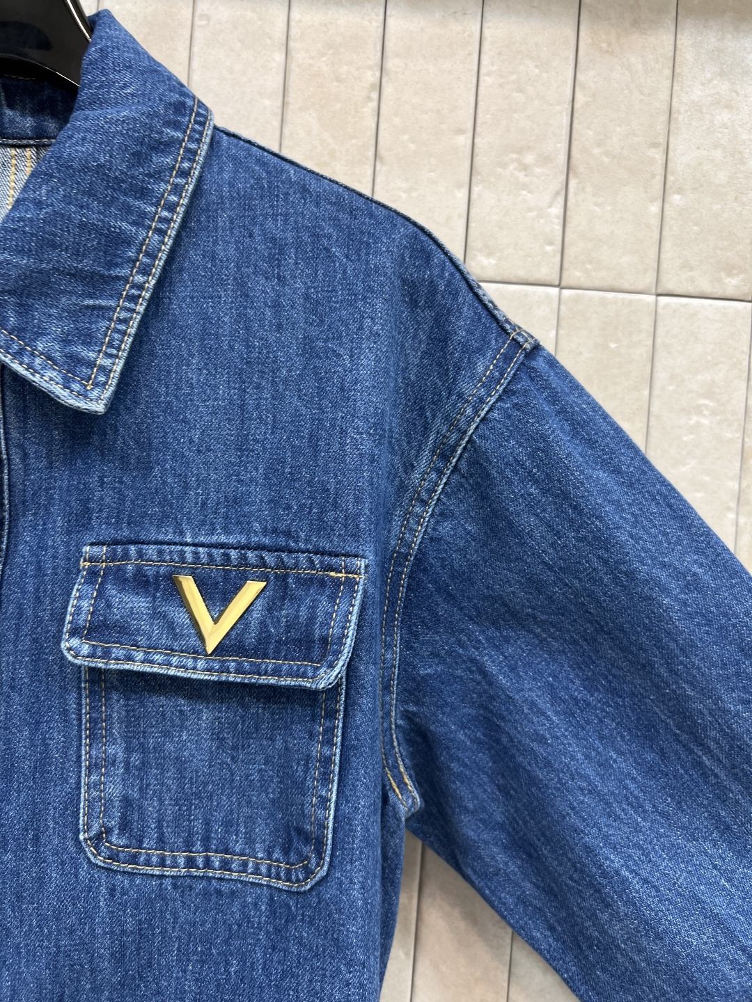 V家 26春夏新款 牛仔收腰外套 深蓝色水洗面料 复古感满满 胸前双口袋配V字金属扣 细节感十足 腰部可