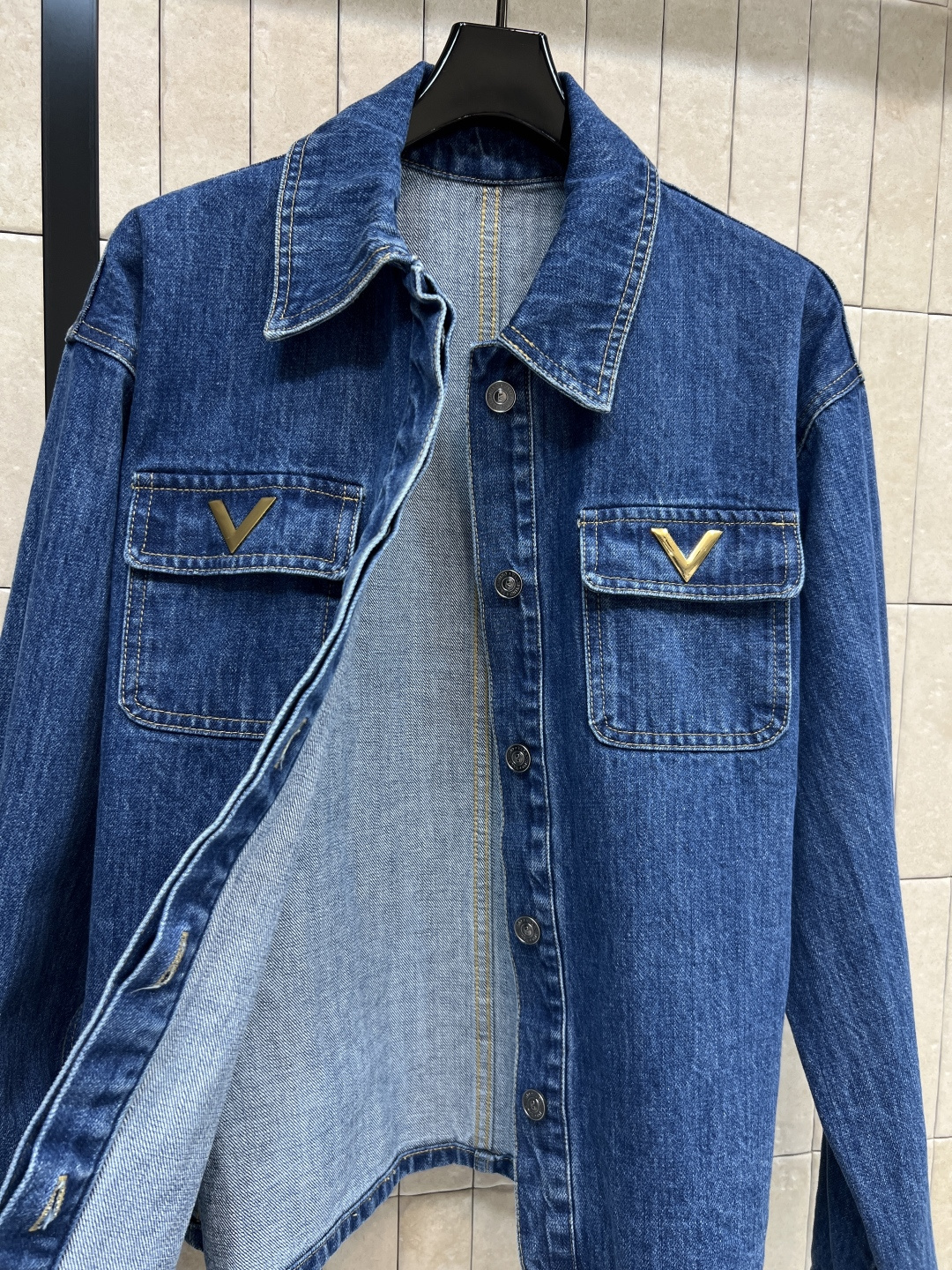 V家 26春夏新款 牛仔收腰外套 深蓝色水洗面料 复古感满满 胸前双口袋配V字金属扣 细节感十足 腰部可