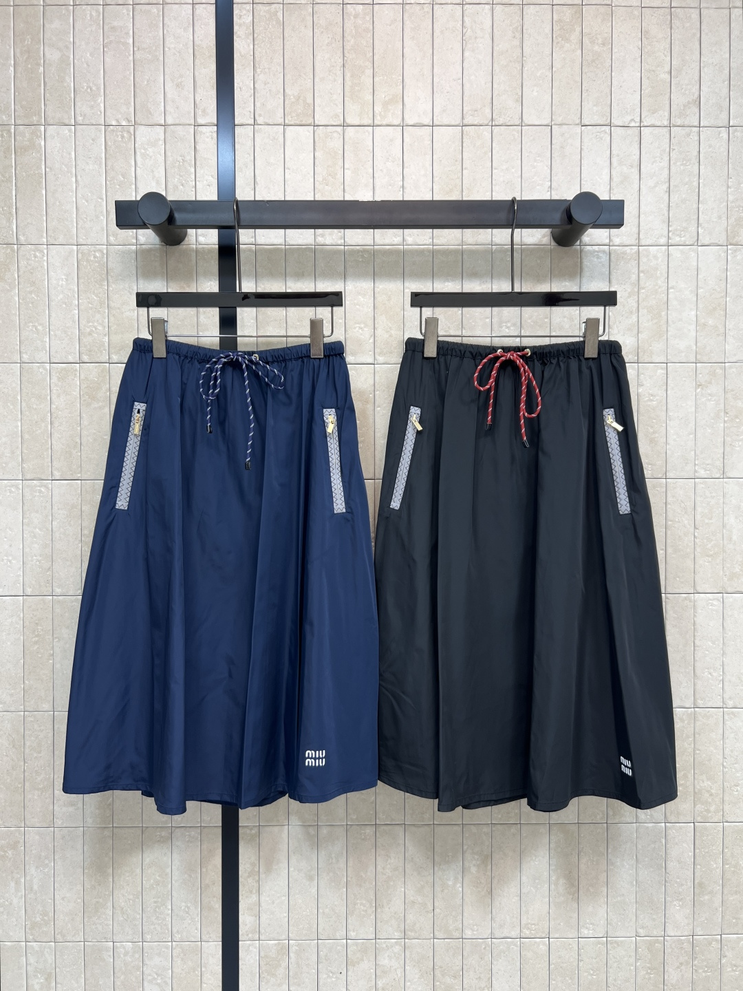 NO:761401,MIU's 26 new spring and summer style nylon fabric work skirt. Light and breathable fabric. Drawstring design is super practical. The waist elasticity is adjustable. Comfortable and fit. Zipper pockets on both sides. Full of work wear feel. Full sense of details. A-line umbrella skirt version. Moderate length. Modify the leg shape. Pear-shaped body friendly!  Navy blue + black are versatile and can be easily used for commuting or leisure. Match with a shirt or sweater. Simple and personalized. Easily get a fashionable look ~ two colors and three sizes S-M-L,,miumiu,skirts,shirts,19860909MIU家 26春夏新款 尼龙面料工装半身裙 轻盈透气面料 抽绳设计超实用 腰部松紧可调节 舒适又贴合 两侧拉链口袋 工装感满满 细节感十足 A字伞裙版型 长度适中 修饰腿型 梨形身材友好！藏蓝色+黑色百搭 通勤、休闲都能轻松驾驭 搭配衬衫或针织衫 简约又有个性 轻松get时髦造型~二色三码 S-M-L,,miumiu,skirts,shirts,,Women's clothing