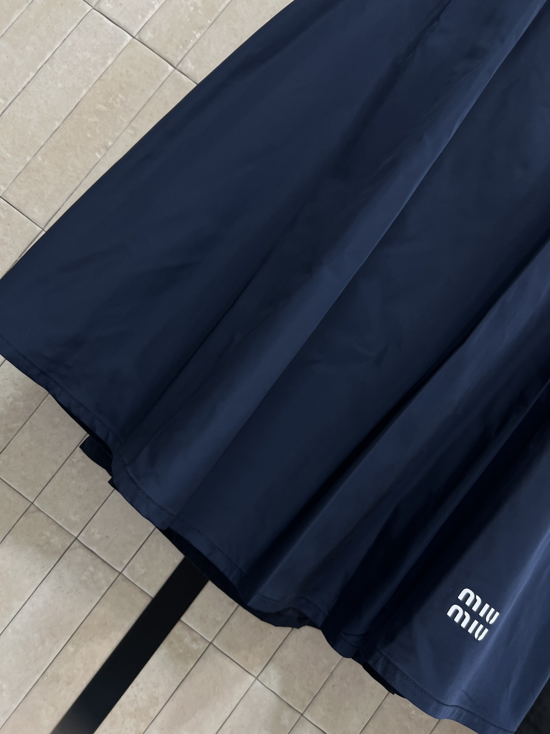 MIU家 26春夏新款 尼龙面料工装半身裙 轻盈透气面料 抽绳设计超实用 腰部松紧可调节 舒适又贴合 两