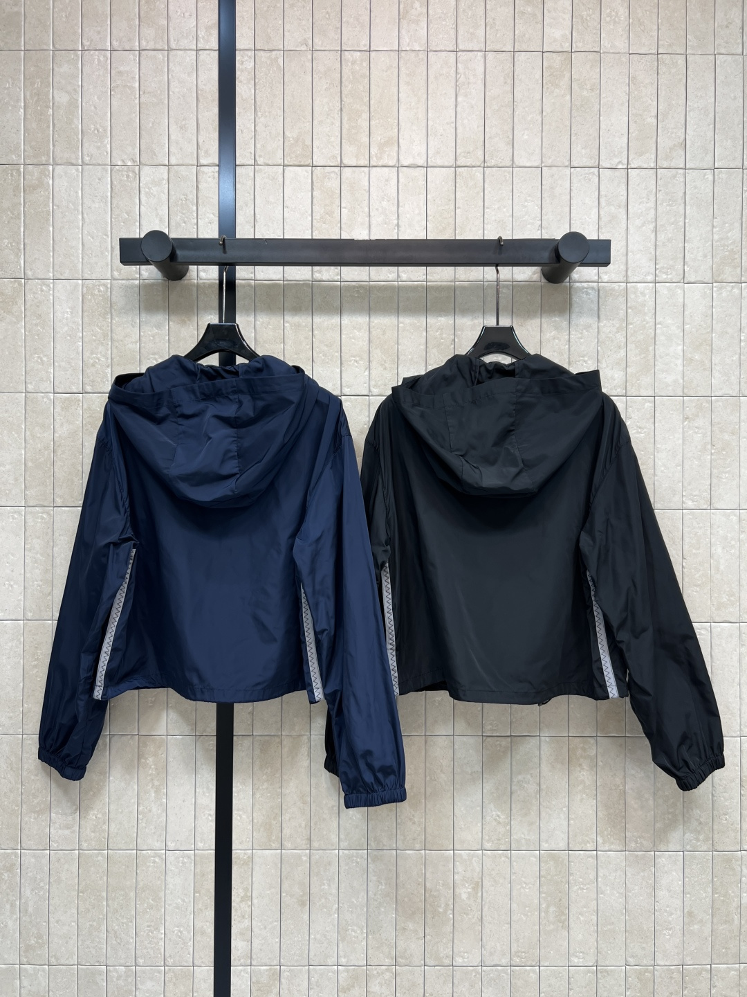MIU家 26春夏新款 尼龙连帽外套 轻薄防风面料 早春穿超合适 简约设计+品牌Logo 连帽抽绳细节+