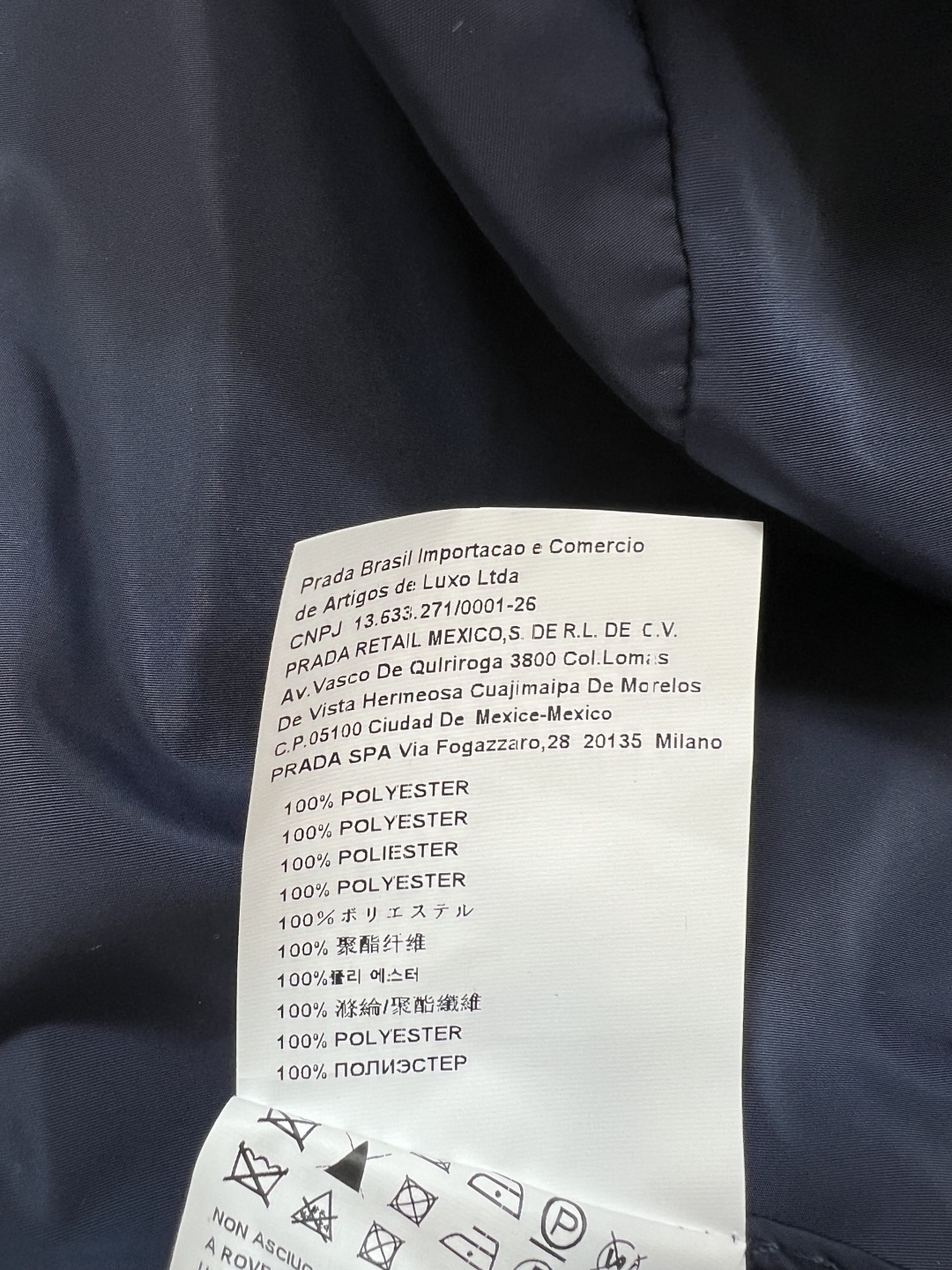 MIU家 26春夏新款 尼龙连帽外套 轻薄防风面料 早春穿超合适 简约设计+品牌Logo 连帽抽绳细节+