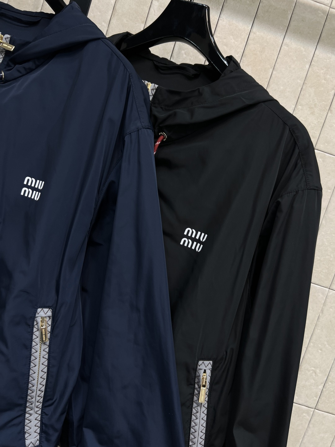 MIU家 26春夏新款 尼龙连帽外套 轻薄防风面料 早春穿超合适 简约设计+品牌Logo 连帽抽绳细节+