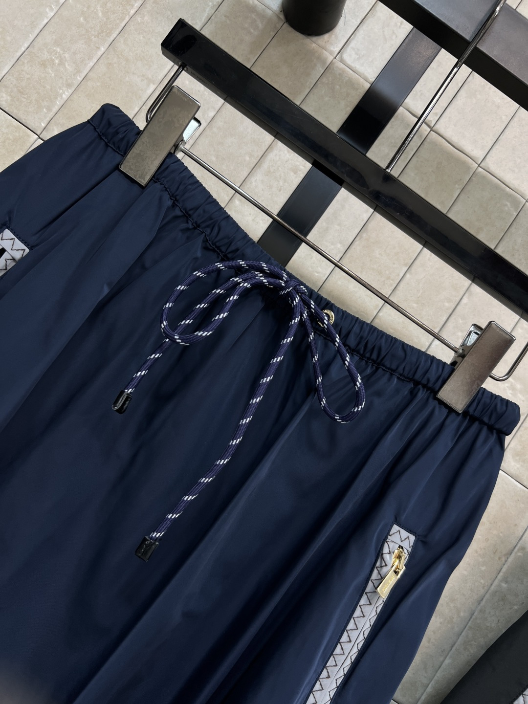 MIU家 26春夏新款 尼龙面料工装半身裙 轻盈透气面料 抽绳设计超实用 腰部松紧可调节 舒适又贴合 两