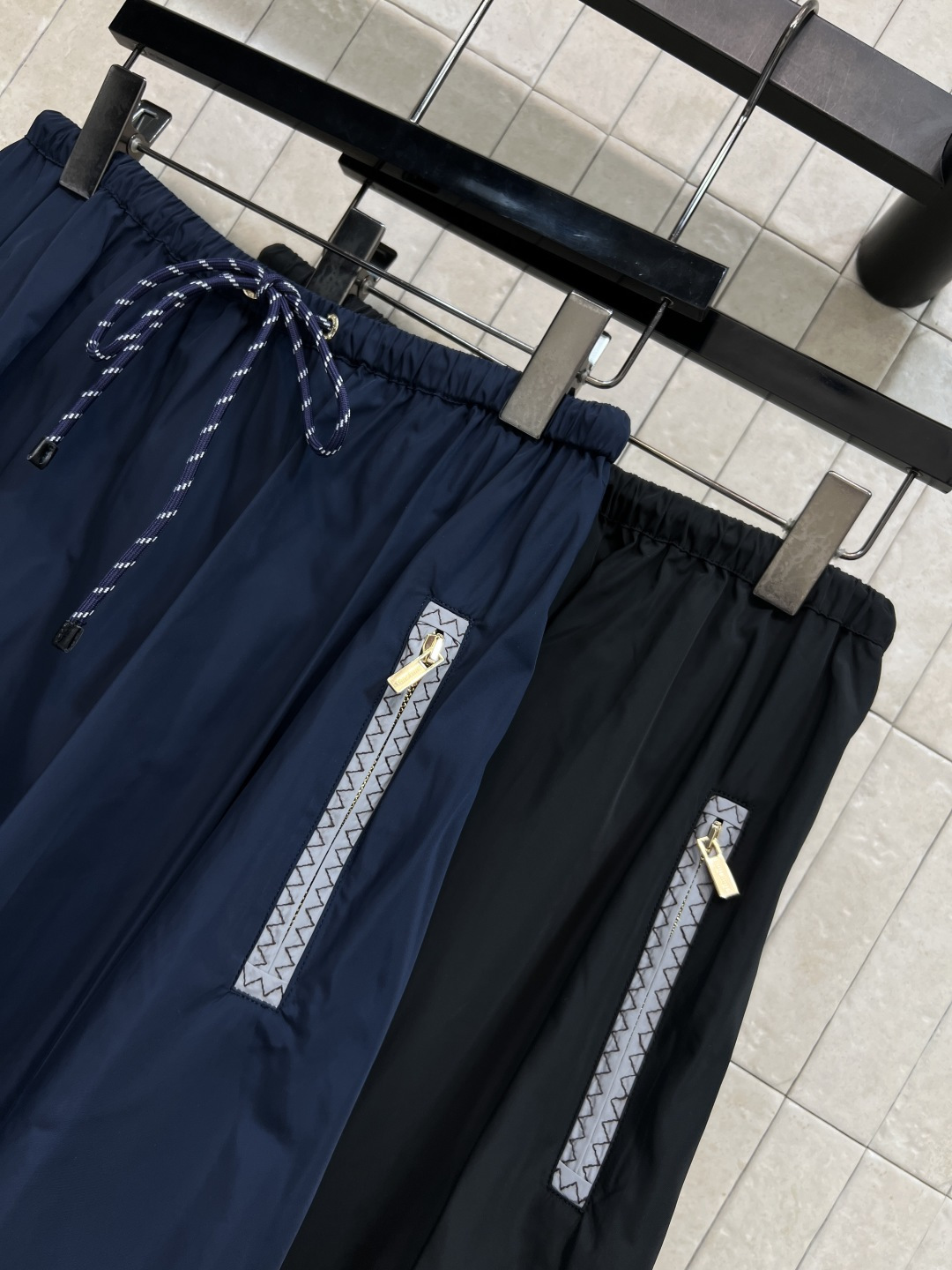 MIU家 26春夏新款 尼龙面料工装半身裙 轻盈透气面料 抽绳设计超实用 腰部松紧可调节 舒适又贴合 两