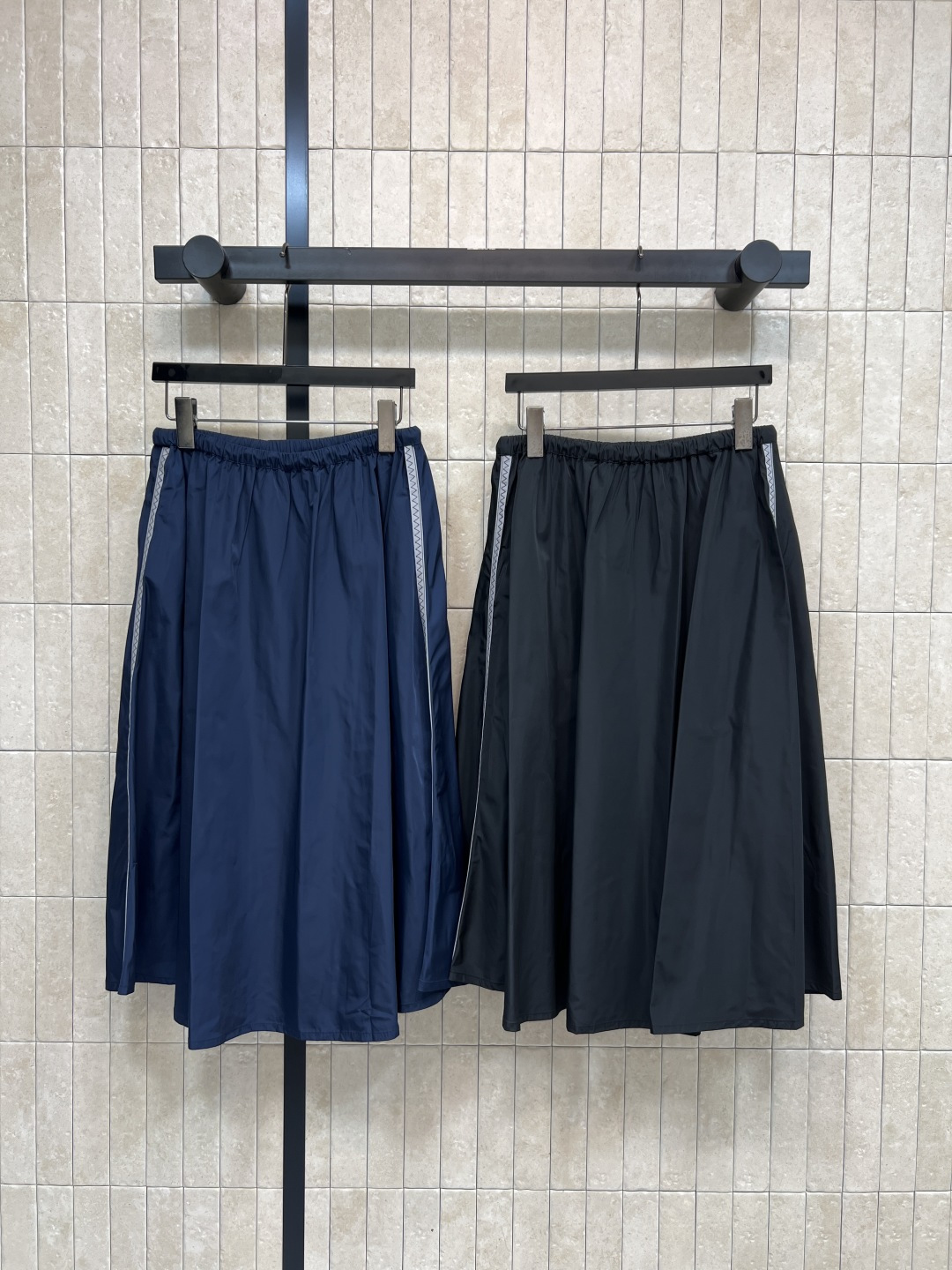 MIU家 26春夏新款 尼龙面料工装半身裙 轻盈透气面料 抽绳设计超实用 腰部松紧可调节 舒适又贴合 两