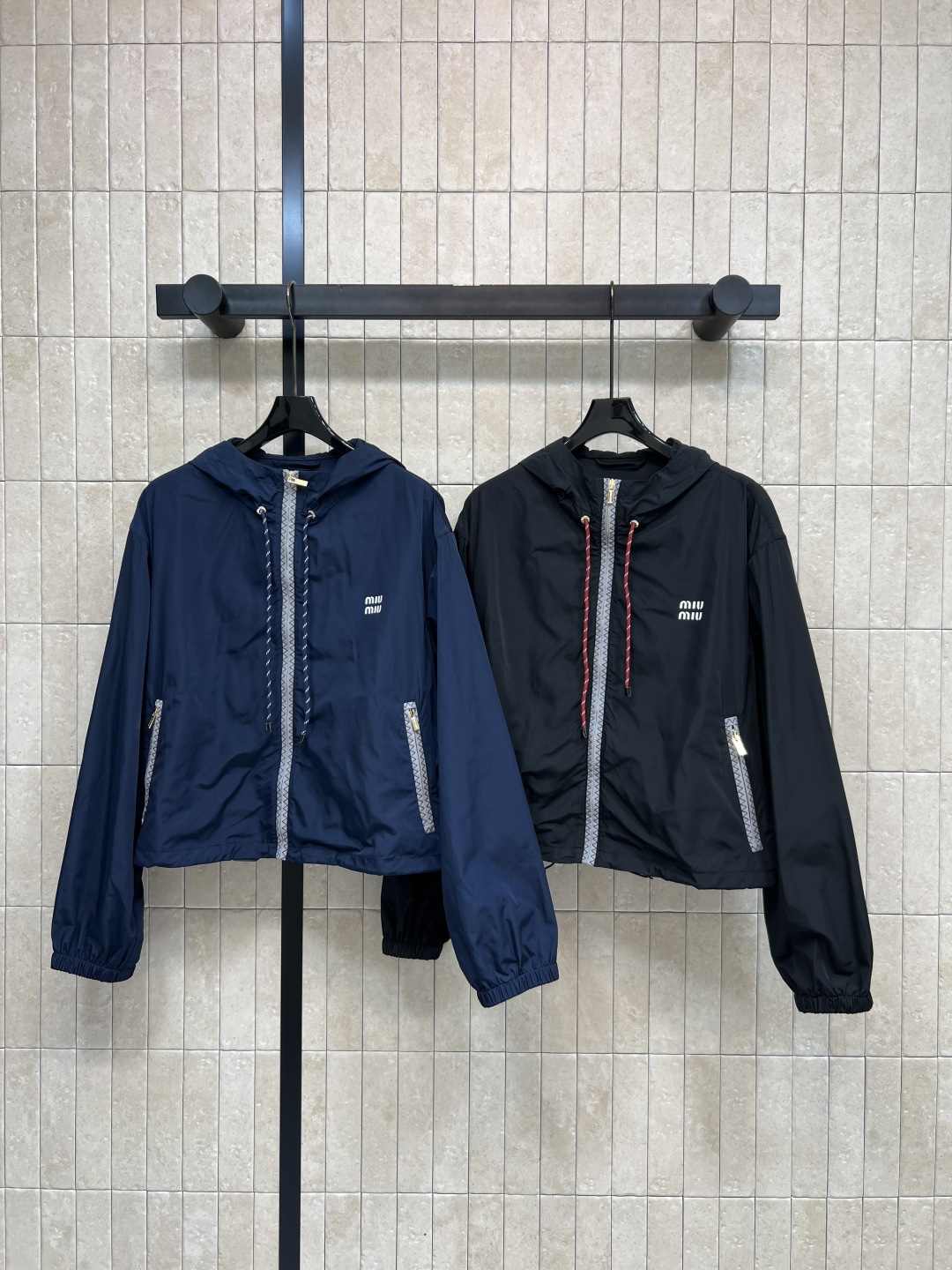 NO:761393,MIU Home 26 new spring and summer style nylon hooded jacket, light windproof fabric, very suitable for early spring, simple design + brand logo, hooded drawstring details + elastic cuffs and hem, more comfortable to wear, easy to control for daily commuting and outdoor leisure, match with shorts or work skirts, youthful sports style, two colors and three sizes S-M-L,,miumiu,skirts,shorts,jackets & coats,hats,19860909MIU家 26春夏新款 尼龙连帽外套 轻薄防风面料 早春穿超合适简约设计+品牌Logo 连帽抽绳细节+袖口和下摆松紧收口 穿着更舒适 日常通勤 、户外休闲都能轻松驾驭 搭配短裤或工装裙 青春运动风 二色三码 S-M-L,,miumiu,skirts,shorts,jackets & coats,hats,,Women's clothing