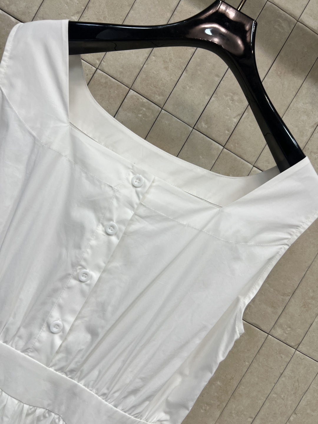 PD家 26春夏新款 无袖连衣裙 简约大方 轻薄透气 面料超适合夏天！胸前三角Logo低调又有辨识度 后