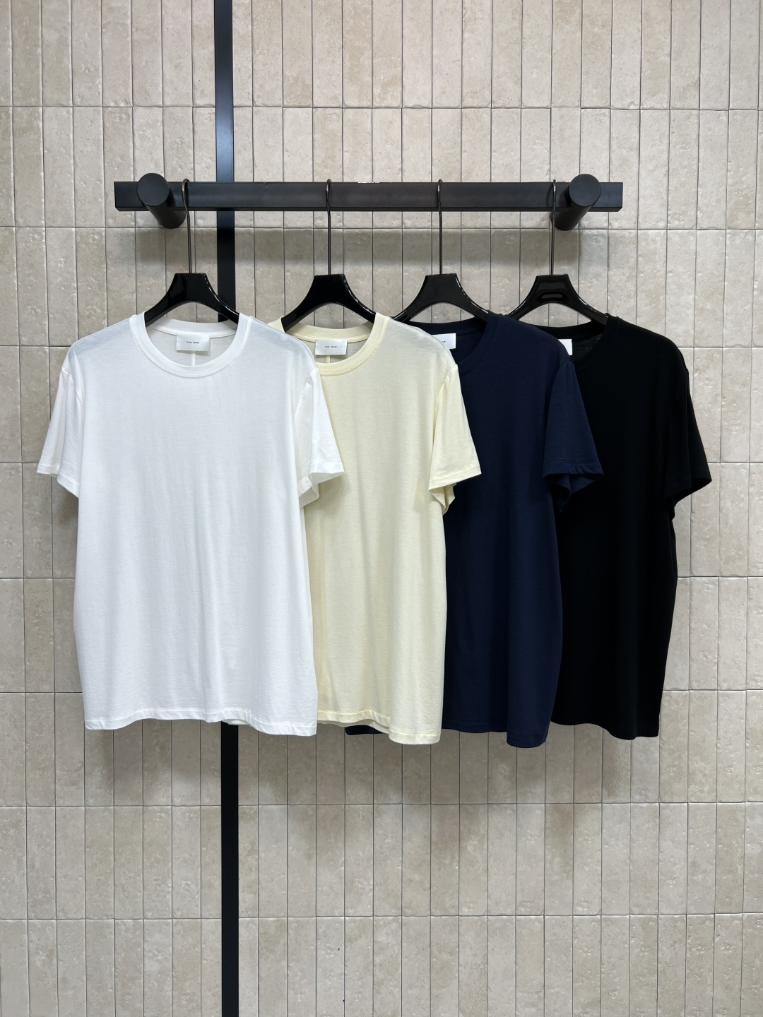 NO:761404,26 spring and summer new style, right shoulder short-sleeved T-shirt, made of pure cotton fabric, breathable and comfortable, perfect for spring and summer!  The front shoulder design modifies the shoulder line, making it slim and neat. The round neck is simple and versatile, and can be easily used for commuting and leisure. The fabric is light and not see-through, and you are not afraid of being embarrassed when wearing black underwear. The overall style is minimalist. It is ok with jeans or skirts, and you can easily get a clean and refreshing look! Four colors and three sizes Size/S-M-L,,skirts,jeans,T-shirt,tees,t-shirt,1986090926春夏新款 正肩短袖T恤 采用纯棉面料 透气舒适 春夏穿超合适！正肩设计修饰肩部线条 显瘦又利落 圆领简约百搭 通勤休闲都能轻松驾驭 面料轻薄不透 内搭黑色内衣也不怕尴尬~整体风格极简 搭配牛仔裤或半裙都很ok 轻松get干净清爽look! 四色三码 Size/S-M-L,,skirts,jeans,T-shirt,tees，t-shirt,,Women's clothing