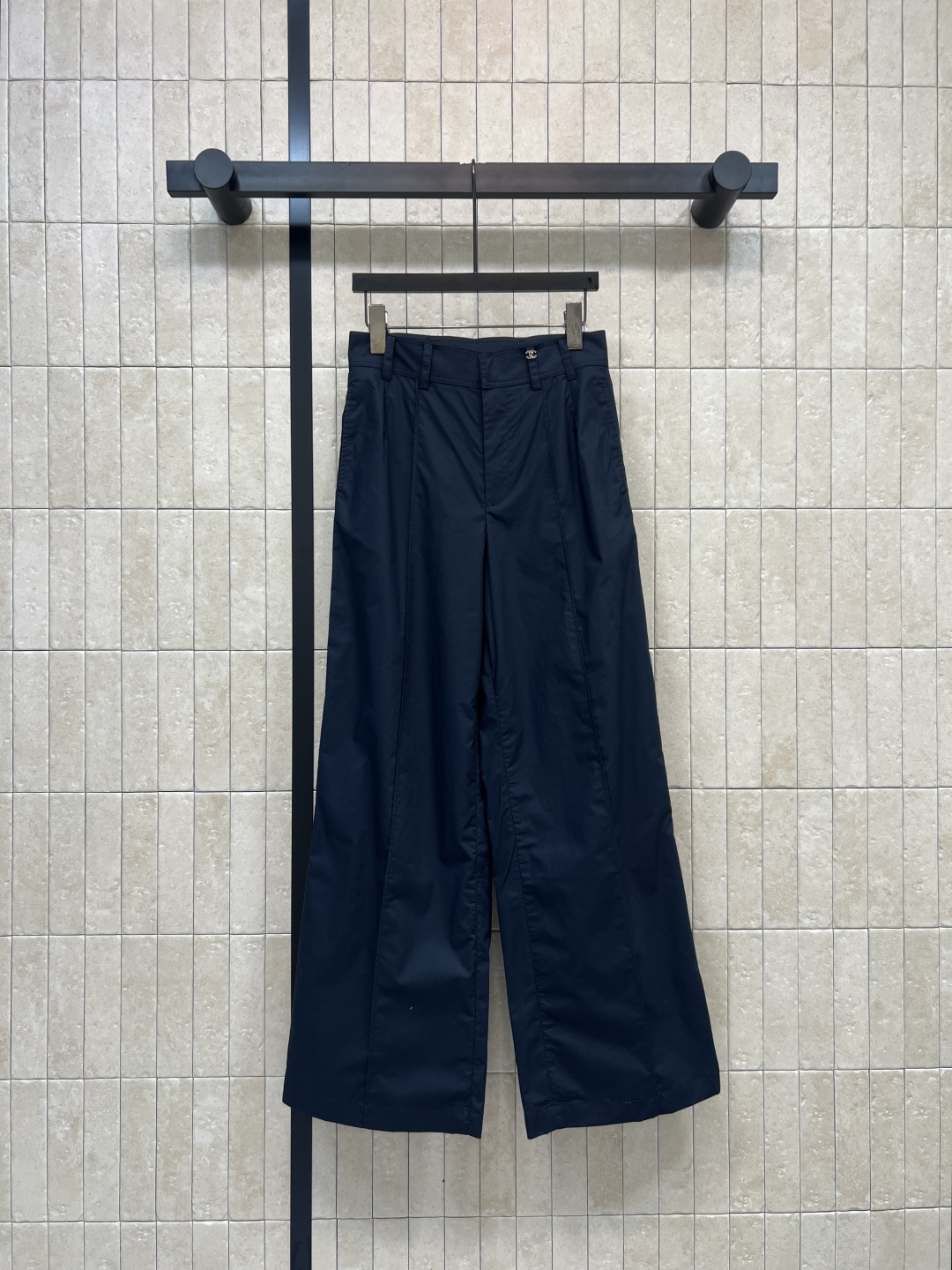 NO:761400,Xiaoxiangjia 26 spring and summer new style, navy blue drapey wide legs, light and breathable fabric, perfect for summer!  High waist + loose straight design, slim and long legs, pear-shaped body friendly, easy to control even with wide hips and thick legs, symmetrical dividing line of the pants, full of layers, more slender vision, practical and beautiful diagonal pockets on both sides, can be worn for commuting, leisure, and daily life. Pair it with a T-shirt or a sweater. It is easy to get a lazy and fashionable feeling! Three sizes in one color Size/S-M-L,,chanel,tees,t-shirt,19860909小香家 26春夏新款 藏青色垂感阔腿 轻薄透气面料超适合夏天！高腰+宽松直筒设计 显瘦显腿长 梨形身材友好 胯宽腿粗都能轻松驾驭 裤身对称分割线 层次感满满 视觉更修长 两侧斜插袋实用又美观 通勤、休闲、日常都能穿 随便搭T恤或针织衫 慵懒时髦感轻松get!一色三码 Size/S-M-L,,chanel,tees，t-shirt,,Women's clothing