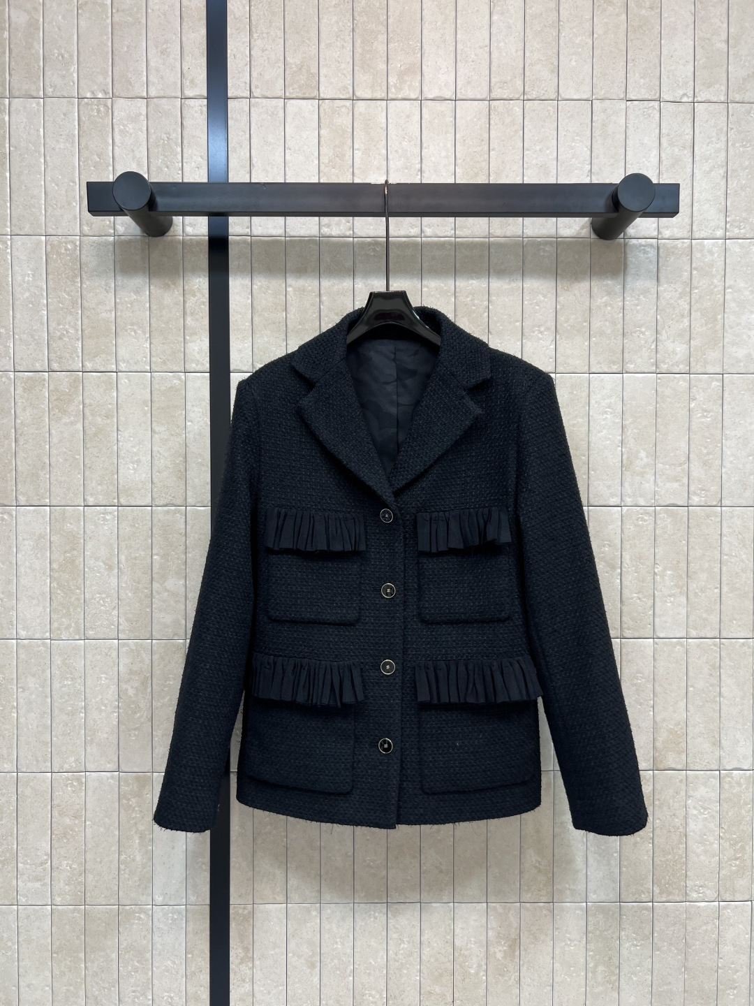 NO:761392,Xiaoxiangjia 26 spring and summer new style tassel tweed jacket, classic tweed material, black color with super texture, tassel decoration on the front, full of layering, elegant and fashionable!  Four metal buttons in a single row. Exquisite details and neat tailoring. Perfect for autumn and winter. Pair with a turtleneck sweater or dress to easily get a high-end feel. Suitable for commuting and formal occasions. This season’s must-have hot item!  Three sizes in one color Size/S-M-L,,chanel,skirts,jackets & coats,sweaters,19860909小香家 26春夏新款 流苏粗花呢外套 经典粗花呢材质 黑色系超有质感 正面流苏装饰 层次感满满 优雅又时髦！单排四颗金属纽扣 细节精致 剪裁利落 秋冬穿搭超适合矣 搭配高领毛衣或连衣裙 轻松get高级感 通勤、正式场合都能轻松驾驭 本季必入热门单品！一色三码 Size/S-M-L,,chanel,skirts,jackets & coats,sweaters,,Women's clothing