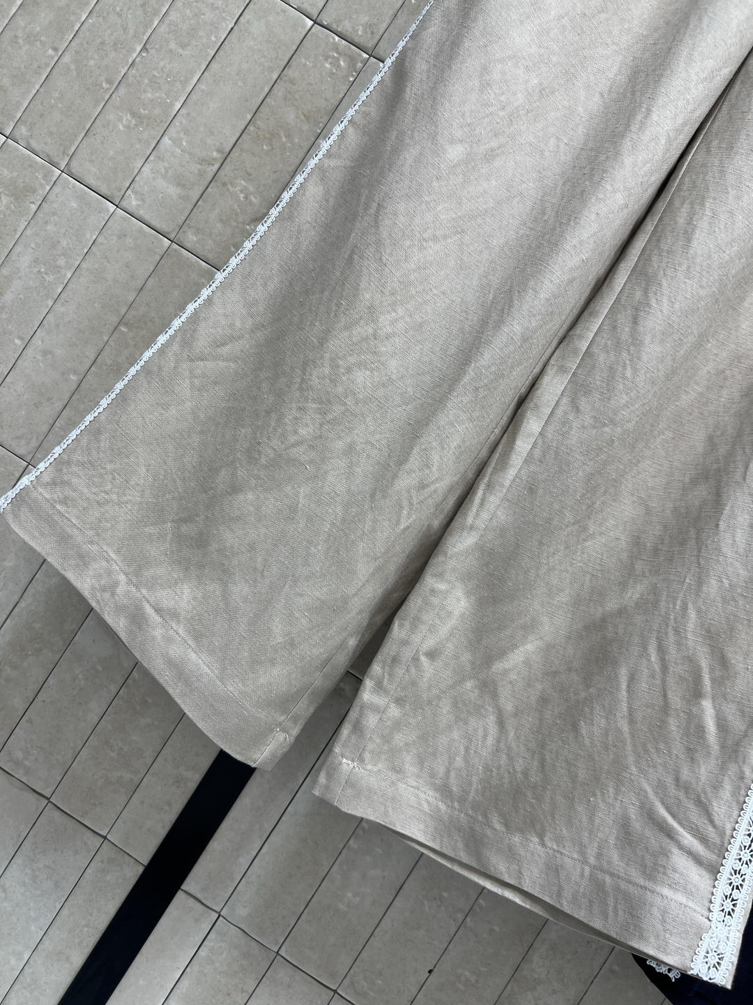 26春夏新款 蕾丝拼接高腰阔腿裤 棉质面料 柔软舒适 春夏穿超合适！两侧蕾丝花边拼接 细节满分 优雅又休