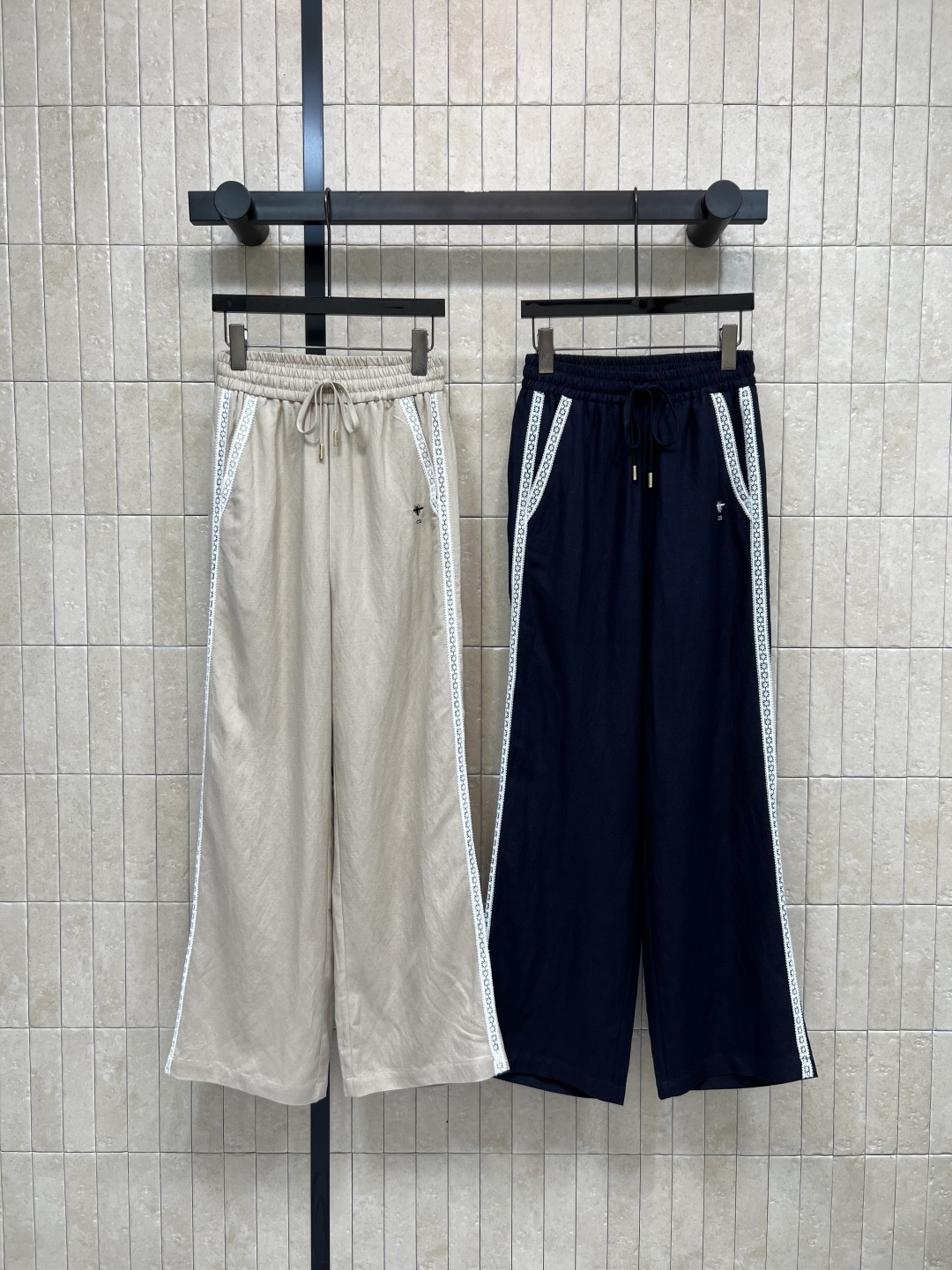 NO:761384,26 spring and summer new style lace spliced ​​high-waisted wide-leg pants, cotton fabric, soft and comfortable, perfect for spring and summer!  Lace splicing on both sides, perfect details, elegant and casual, elastic waist + drawstring design, suitable for all body types, comfortable to wear, loose wide-leg version, slimming and modifying the leg shape, can be easily controlled for daily commuting, home, and going out ~ match with a sweater or T-shirt, easily get a gentle style or casual style, practical and fashionable!  Two colors and three sizes Size/S-M-L,,tees,t-shirt,1986090926春夏新款 蕾丝拼接高腰阔腿裤 棉质面料 柔软舒适 春夏穿超合适！两侧蕾丝花边拼接 细节满分 优雅又休闲 松紧腰+抽绳设计 适合各种身材 穿着自在 宽松阔腿版型 显瘦又修饰腿型 日常通勤、居家、外出都能轻松驾驭~搭配针织衫或T恤 轻松get温柔风or休闲风 实用又时髦！两色三码 Size/S-M-L,,tees，t-shirt,,Women's clothing