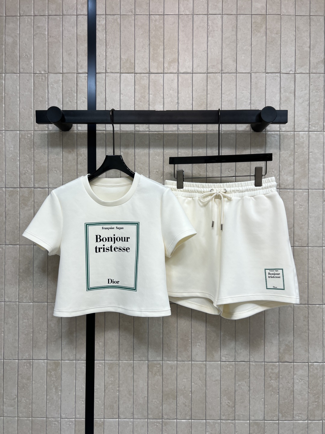 NO:761375,D Home 26 new spring and summer style casual suit with literary cover pattern, short-sleeved T-shirt + high-waisted shorts, front literary cover embroidery is super artistic, high-quality cotton material, soft and breathable, super comfortable to wear in spring and summer, round neck and loose fit, easy for both men and women, OK for daily or fashion occasions, paired with shorts or casual pants of the same series, easy to get high luxury and simple style ~ two colors and three sizes Size/S-M-L,, dior, shorts, T-shirt, tees, t-shirt,19860909D家 26春夏新款 文学封面图案休闲套装 短袖T恤+高腰短裤 正面文学封面刺绣超有艺术感 高品质棉料 柔软透气 春夏穿超舒服 圆领宽松版型 男女都能轻松驾驭 日常或时尚场合都OK 搭配同系列短裤或休闲裤 轻松get高奢简约风~两色三码 Size/S-M-L,,dior,shorts,T-shirt,tees，t-shirt,,Women's clothing