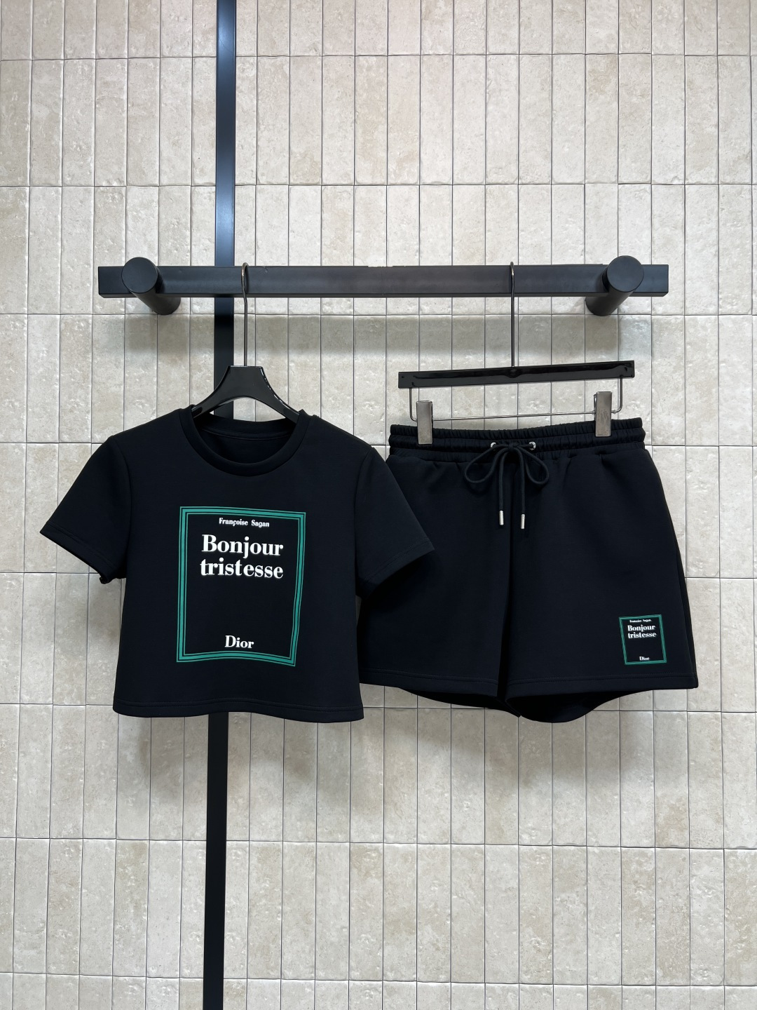 NO:761365,D Home 26 new spring and summer style casual suit with literary cover pattern, short-sleeved T-shirt + high-waisted shorts, front literary cover embroidery is super artistic, high-quality cotton material, soft and breathable, super comfortable to wear in spring and summer, round neck and loose fit, easy for both men and women, OK for daily or fashion occasions, paired with shorts or casual pants of the same series, easy to get high luxury and simple style ~ two colors and three sizes Size/S-M-L,, dior, shorts, T-shirt, tees, t-shirt,19860909D家 26春夏新款 文学封面图案休闲套装 短袖T恤+高腰短裤 正面文学封面刺绣超有艺术感 高品质棉料 柔软透气 春夏穿超舒服 圆领宽松版型 男女都能轻松驾驭 日常或时尚场合都OK 搭配同系列短裤或休闲裤 轻松get高奢简约风~两色三码 Size/S-M-L,,dior,shorts,T-shirt,tees，t-shirt,,Women's clothing