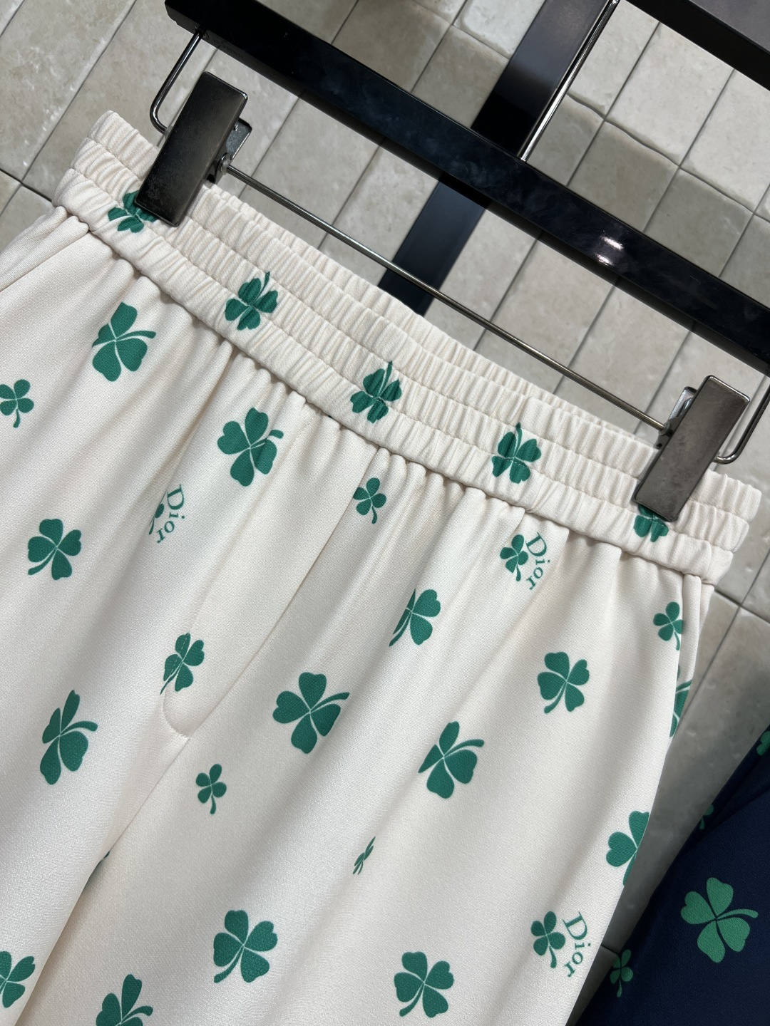 D家 26春夏新款 四叶草刺绣阔腿裤 轻盈透气面料 春夏穿超舒服！白色底配绿色四叶草刺绣 清新又幸运 满