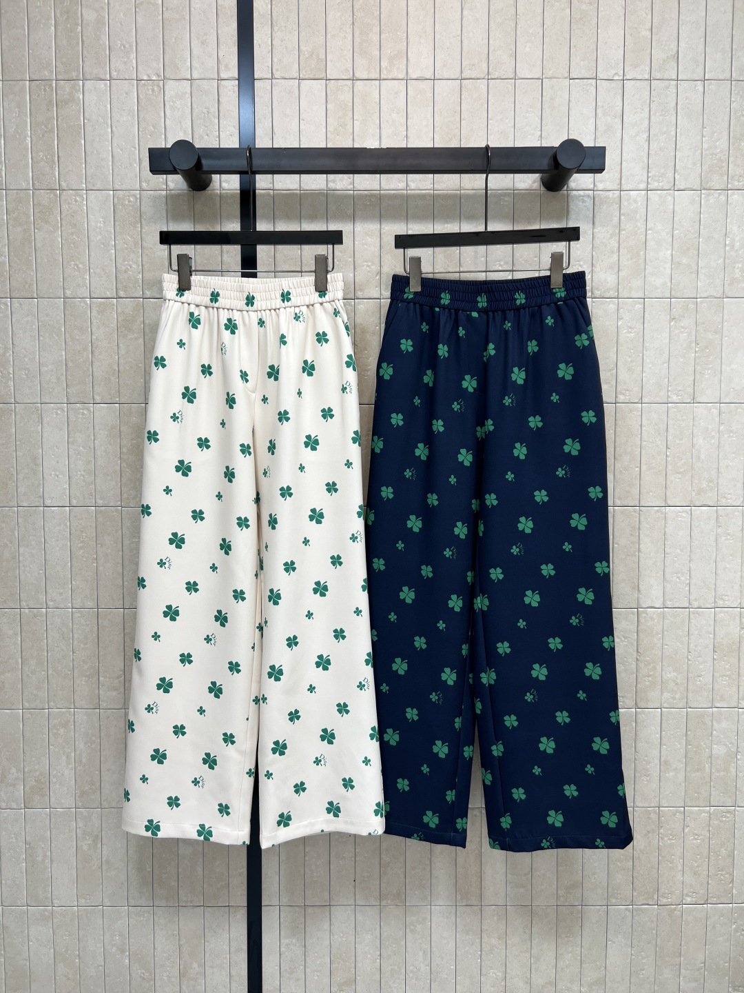 NO:761354,D Home 26 spring and summer new style four-leaf clover embroidered wide-leg pants, light and breathable fabric, super comfortable to wear in spring and summer!  White base with green four-leaf clover embroidery, fresh and lucky, full of brand sense, loose wide legs + elastic waist, highly tolerant, easy to control for daily commuting and leisure. Pair with simple tops or items from the same series to easily get a high-end look! Two colors and three sizes Size/S-M-L,, dior,19860909D家 26春夏新款 四叶草刺绣阔腿裤 轻盈透气面料 春夏穿超舒服！白色底配绿色四叶草刺绣 清新又幸运 满满品牌感 宽松阔腿+松紧腰 包容性强 日常通勤、休闲都能轻松驾驭 搭配简约上衣或同系列单品 轻松get高级感穿搭!两色三码 Size/S-M-L,,dior,,Women's clothing