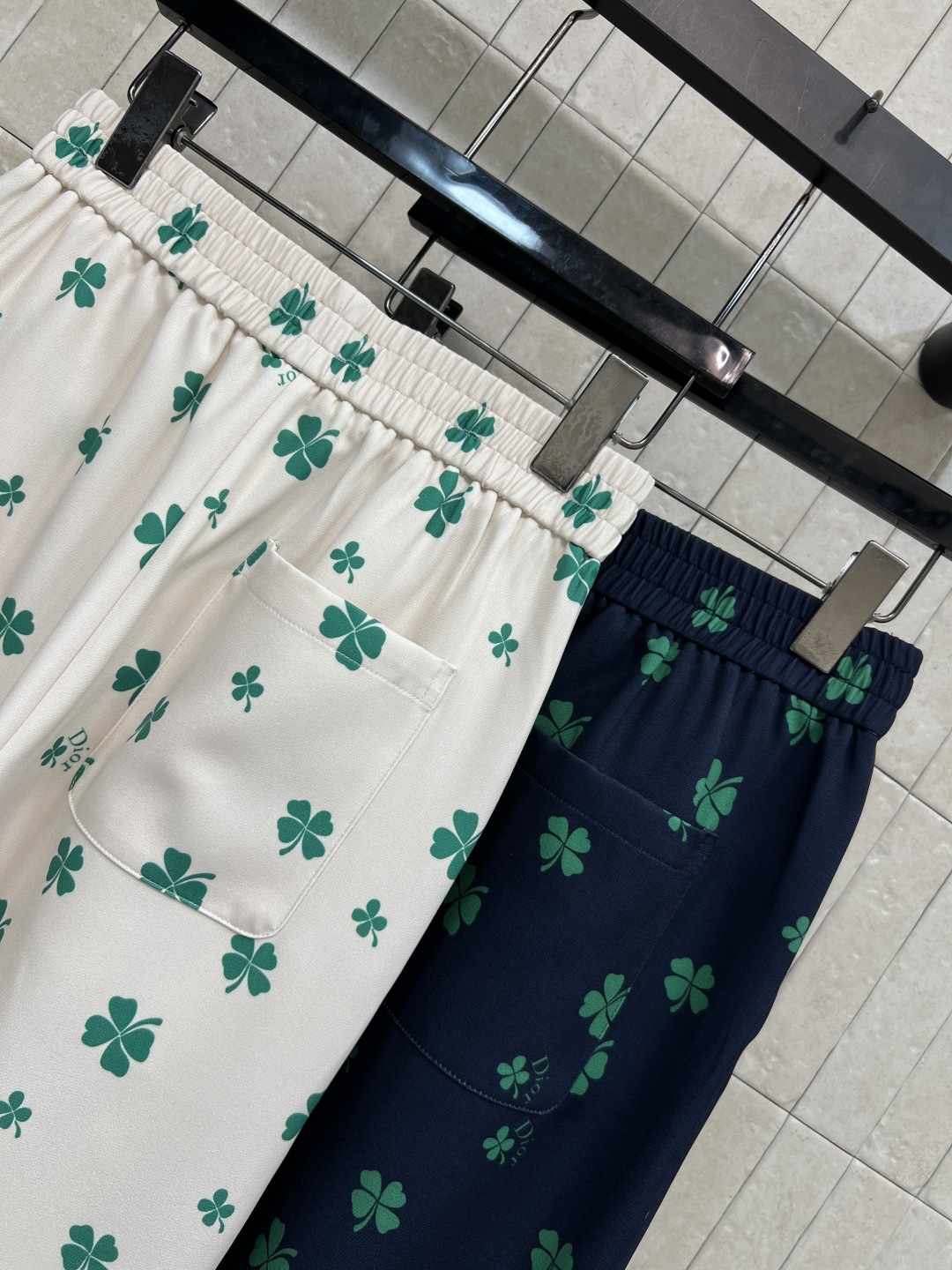 D家 26春夏新款 四叶草刺绣阔腿裤 轻盈透气面料 春夏穿超舒服！白色底配绿色四叶草刺绣 清新又幸运 满
