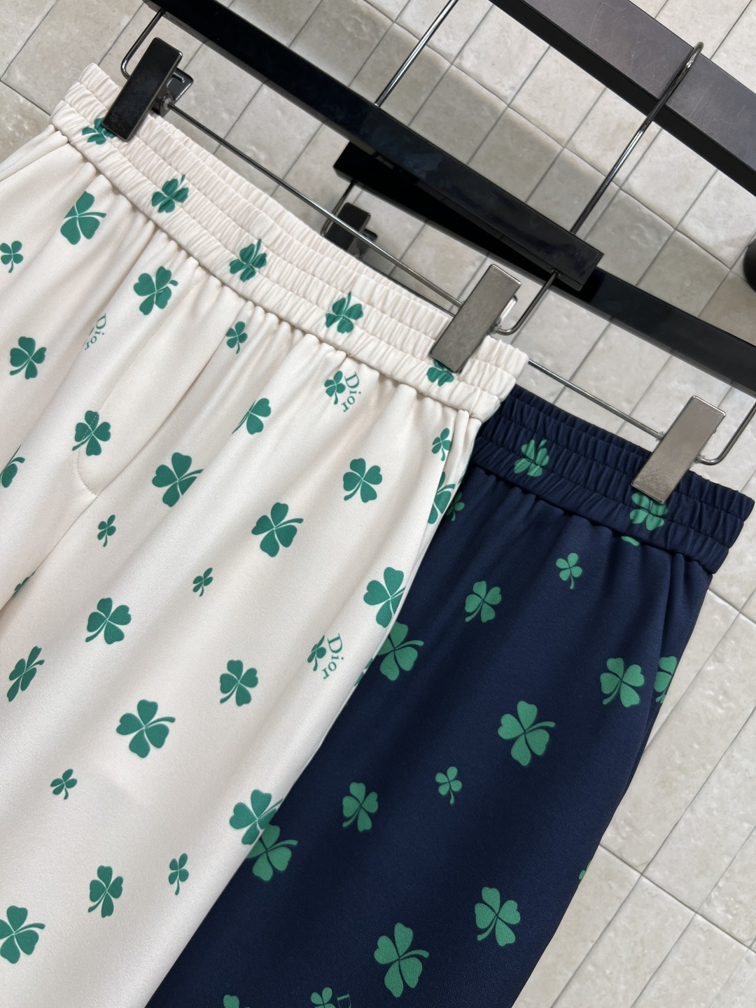 D家 26春夏新款 四叶草刺绣阔腿裤 轻盈透气面料 春夏穿超舒服！白色底配绿色四叶草刺绣 清新又幸运 满