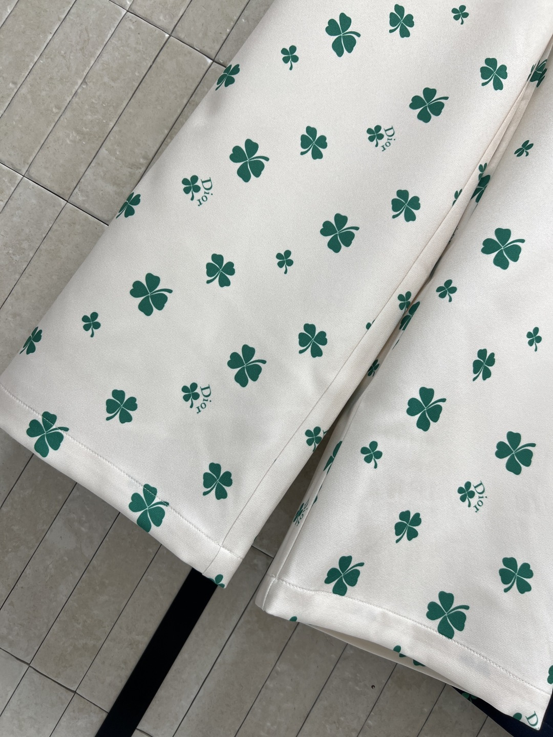 D家 26春夏新款 四叶草刺绣阔腿裤 轻盈透气面料 春夏穿超舒服！白色底配绿色四叶草刺绣 清新又幸运 满