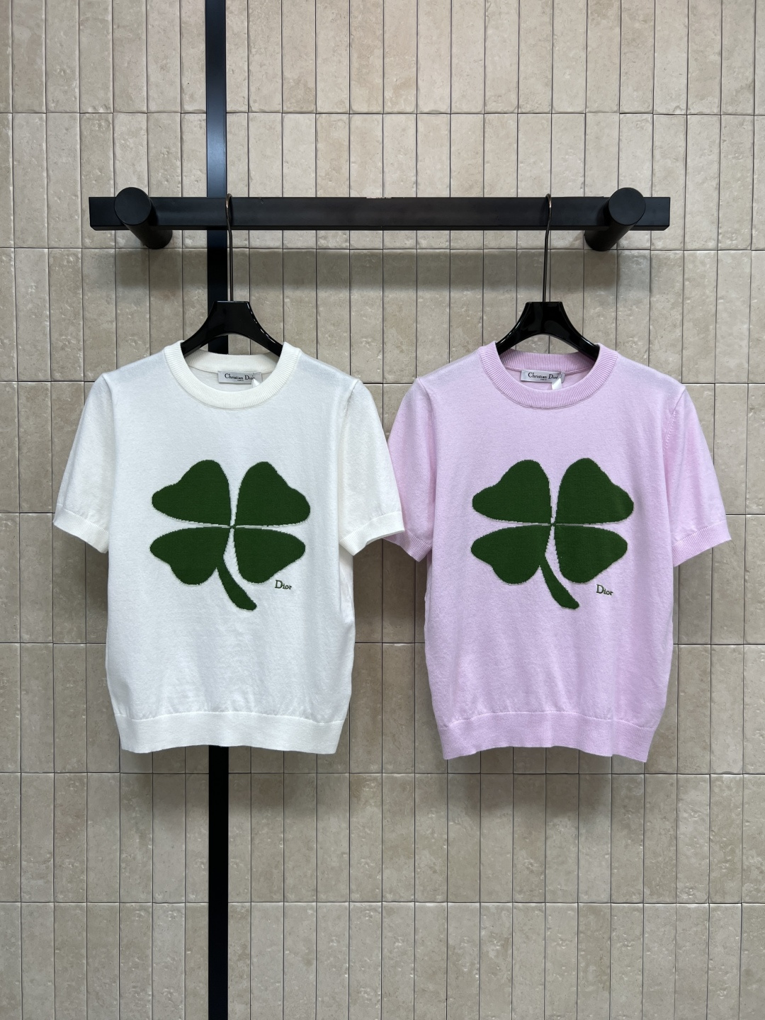 NO:761343,D Home 26 spring and summer new style four-leaf clover short-sleeved knitted T-shirt. Soft and comfortable to the touch. Green four-leaf clover pattern on the front means luck. Simple and interesting. Loose fit. Available in white and light purple. Versatile and not picky. Suitable for daily casual or couple wear. Breathable fabric. Super comfortable to wear in spring and summer. Easily cope with various occasions. Two colors and three codes. Size/S-M-L,, dior, T-shirt, tees, t-shirt,19860909D家 26春夏新款 四叶草短袖针织T恤 触感柔软舒适 正面绿色四叶草图案 寓意幸运 简约又有趣 宽松版型 白色和浅紫色可选 百搭不挑人 日常休闲或情侣穿搭都很合适 面料透气 春夏季节穿着超舒服 轻松应对各种场合 两色三码 Size/S-M-L,,dior,T-shirt,tees，t-shirt,,Women's clothing