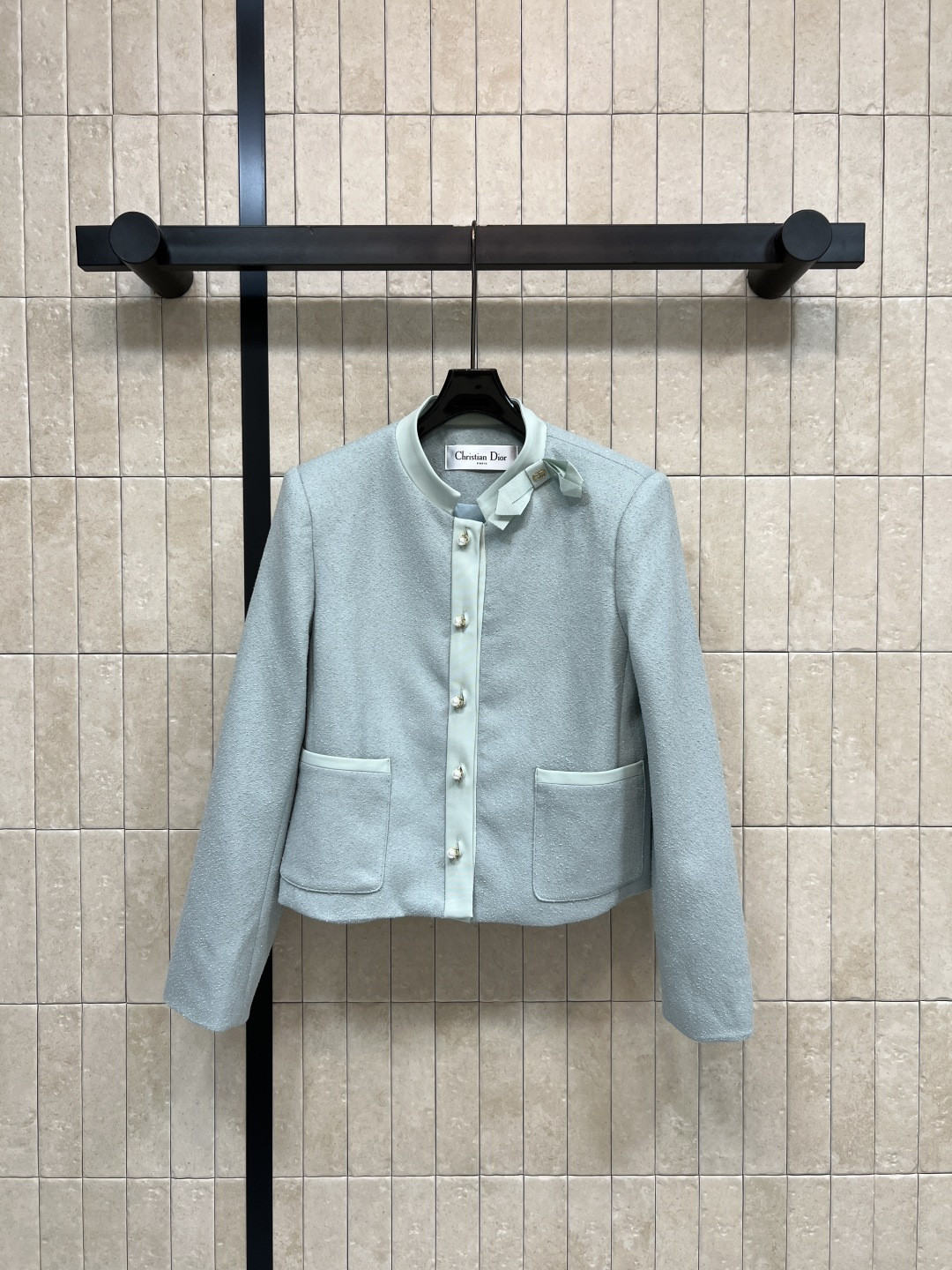 NO:761335,D Home’s 26 spring and summer new style, light blue small fragrant jacket, classic tweed material, crisp and smooth texture, super stylish for autumn and winter!  Round neck + pearl buttons + bow embellishment, full of elegance and sophistication. The short design makes you taller and slimmer. Friendly for small people. It looks great when paired with high-waisted pants or skirts ~ the light blue tone is fresh and soft. It can be easily used for commuting, dating, and daily life. It has both temperament and practicality!  Three sizes in one color Size/S-M-L,,dior,skirts,jackets & coats,19860909D家 26春夏新款 浅蓝色小香风外套 经典粗花呢材质 质感挺括又垂顺 秋冬穿超有型！圆领+珍珠纽扣+蝴蝶结点缀 优雅精致感拉满 短款设计显高显瘦 小个子友好 搭配高腰裤或半裙超好看~浅蓝色调清新柔和 通勤、约会、日常都能轻松驾驭 气质与实用性兼具！一色三码 Size/S-M-L,,dior,skirts,jackets & coats,,Women's clothing