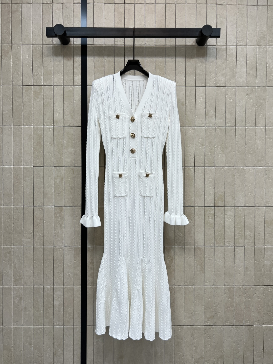 NO:761371,Self's 26 spring and summer new style white knitted fishtail skirt, twist texture + V-neck design, modified shoulder and neck lines, gold buttons embellished with super detailed bell cuffs + fishtail skirt, elegant and smart, waist cut to outline the curves, apple-shaped body friendly!  The skirt is of moderate length and can be easily worn by small people. It can be worn on dates, commuting, and dinners. It is gentle and powerful. It can easily create an elegant lady style. Three sizes in one color. Size/S-M-L,,fendi,skirts,19860909Self家 26春夏新款 白色针织鱼尾裙 麻花纹理+V领设计 修饰肩颈线条 金色纽扣点缀超有细节感喇叭袖口+鱼尾裙摆 优雅灵动 收腰剪裁勾勒曲线 苹果型身材友好！裙长适中 小个子也能轻松驾驭 约会、通勤、晚宴都能穿 温柔又有力量感 轻松打造优雅名媛风 一色三码 Size/S-M-L,,fendi,skirts,,Women's clothing