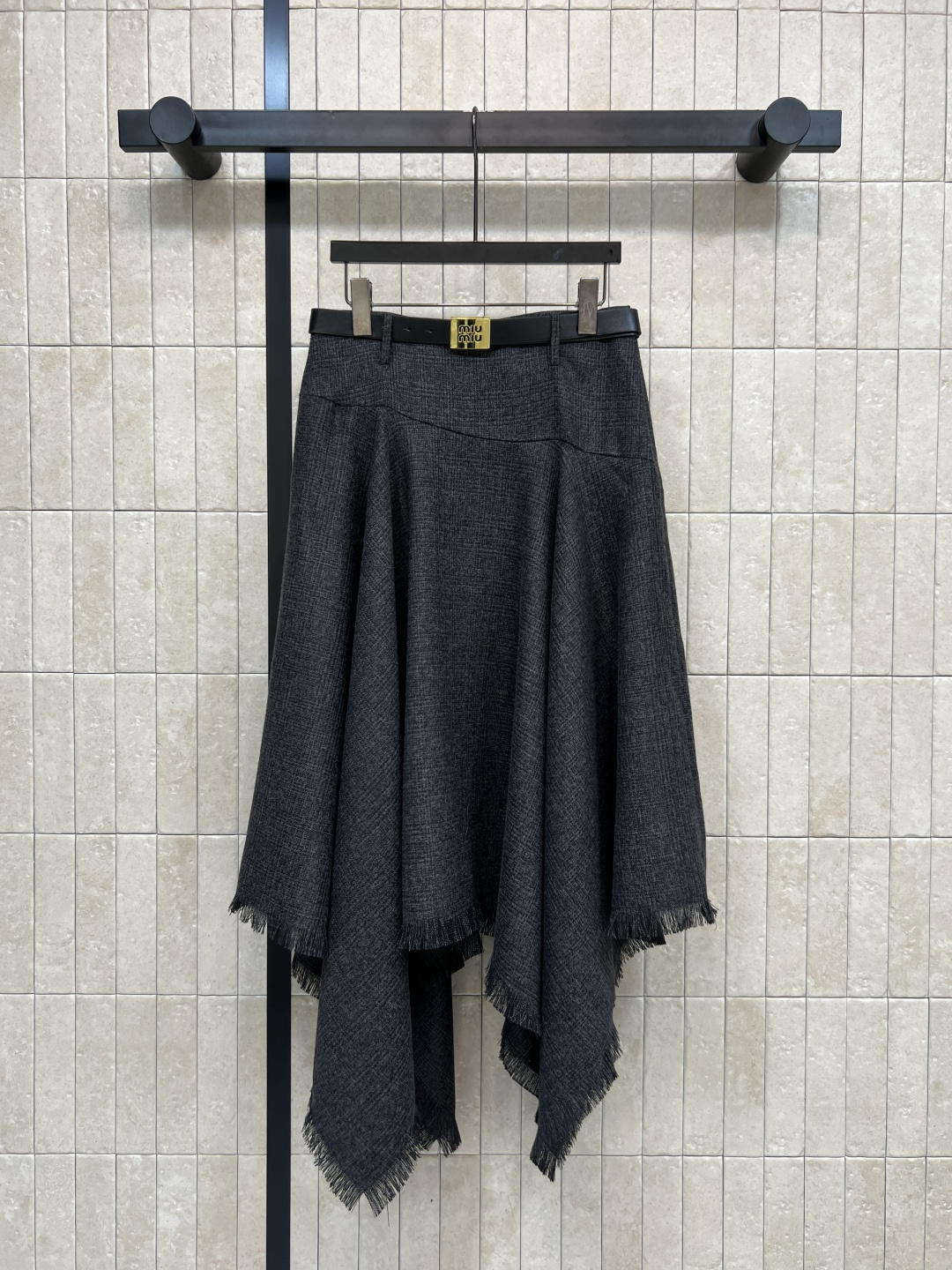 NO:761356,MIU's 26 spring and summer new style irregular woolen fringed skirt has great drape and wrinkle resistance!  Diagonal cut + irregular layering. Tassel design on the hem. Retro and nomadic style. Full of urban feel. High-waisted A-line version slimming and covering the crotch. Can be easily used for commuting, daily life and parties in autumn and winter. Pair with turtleneck sweater or coat to directly enhance the atmosphere. Three sizes in one color. Size/S-M-L,,miumiu,skirts,sweaters,19860909MIU家 26春夏新款 不规则羊毛呢流苏半裙 垂坠感和抗皱性都很棒！斜向立裁+不规则分层 下摆流苏设计 复古又游牧风 都市感满满 高腰A字版型显瘦遮胯 秋冬通勤、日常、聚会都能轻松驾驭 搭配高领毛衣或大衣 氛围感直接拉满 一色三码 Size/S-M-L,,miumiu,skirts,sweaters,,Women's clothing