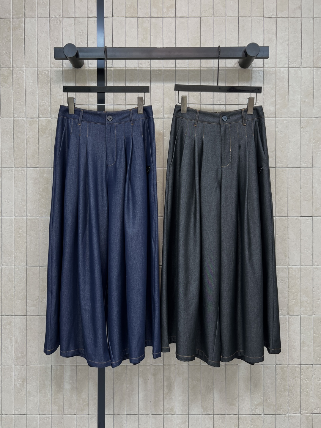NO:761336,26 new spring and summer style retro denim pleated wide-leg pants full of retro style, loose high-waist design that shows long legs, super friendly to pear-shaped figures!  The fabric is breathable and comfortable. There is no pressure to wear in spring and summer. The pants are of moderate length and can be easily worn for commuting and leisure. Match with a shirt or knitted top. Simple and advanced. A must-have for daily wear. Easily create a fashionable feeling! Two colors and three sizes, Size/S-M-L,, shirts,1986090926春夏新款 复古牛仔百褶阔腿裤复古风满满 宽松高腰设计超显腿长 对梨形身材超友好！面料透气舒适 春夏穿完全没压力~裤长适中 通勤休闲都能轻松驾驭 搭配衬衫或针织上衣 简约又高级 日常穿搭必备 轻松打造时髦感! 两色三码 Size/S-M-L,,shirts,,Women's clothing