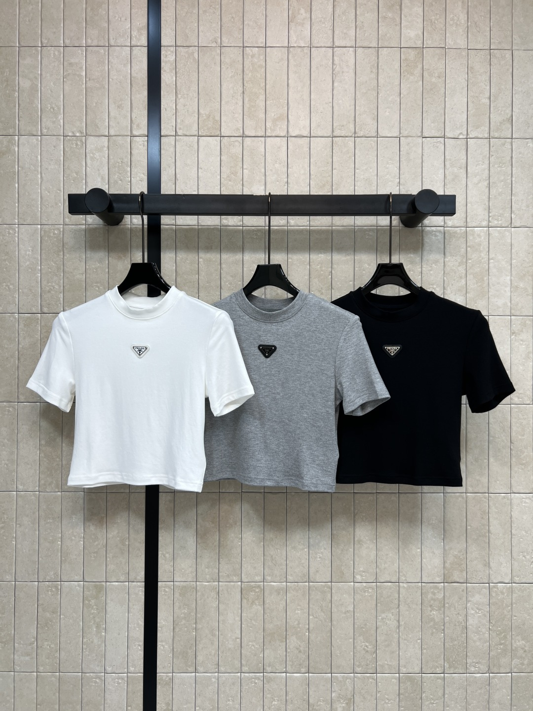 NO:761331,PD Home 26 Spring and Summer New Triangle Logo Short Sleeve T-shirt Classic round neck design Soft cotton fabric Comfortable and breathable to wear Triangle logo on the chest + beading details Simple and recognizable Highlights the brand’s sense of luxury Available in white, gray and black colors Versatile and easy to wear Whether worn alone or layered together!  It can be easily used for daily commuting and casual occasions. It is both fashionable and practical. It is easy to get the trendy and luxurious style. Three colors and three sizes. Size/S-M-L,, dior, T-shirt, tees, t-shirt,19860909PD家 26春夏新款 三角标短款短袖T恤 经典圆领设计 柔软棉质面料 穿着舒适透气 胸前三角徽标+钉珠细节 简约又有辨识度 彰显品牌奢华感 白色、灰色、黑色三色可选 百搭不挑人 无论单穿还是内搭都很OK！日常通勤 休闲场合都能轻松驾驭 时尚实用兼备 潮奢风格轻松get 三色三码 Size/S-M-L,,dior,T-shirt,tees，t-shirt,,Women's clothing