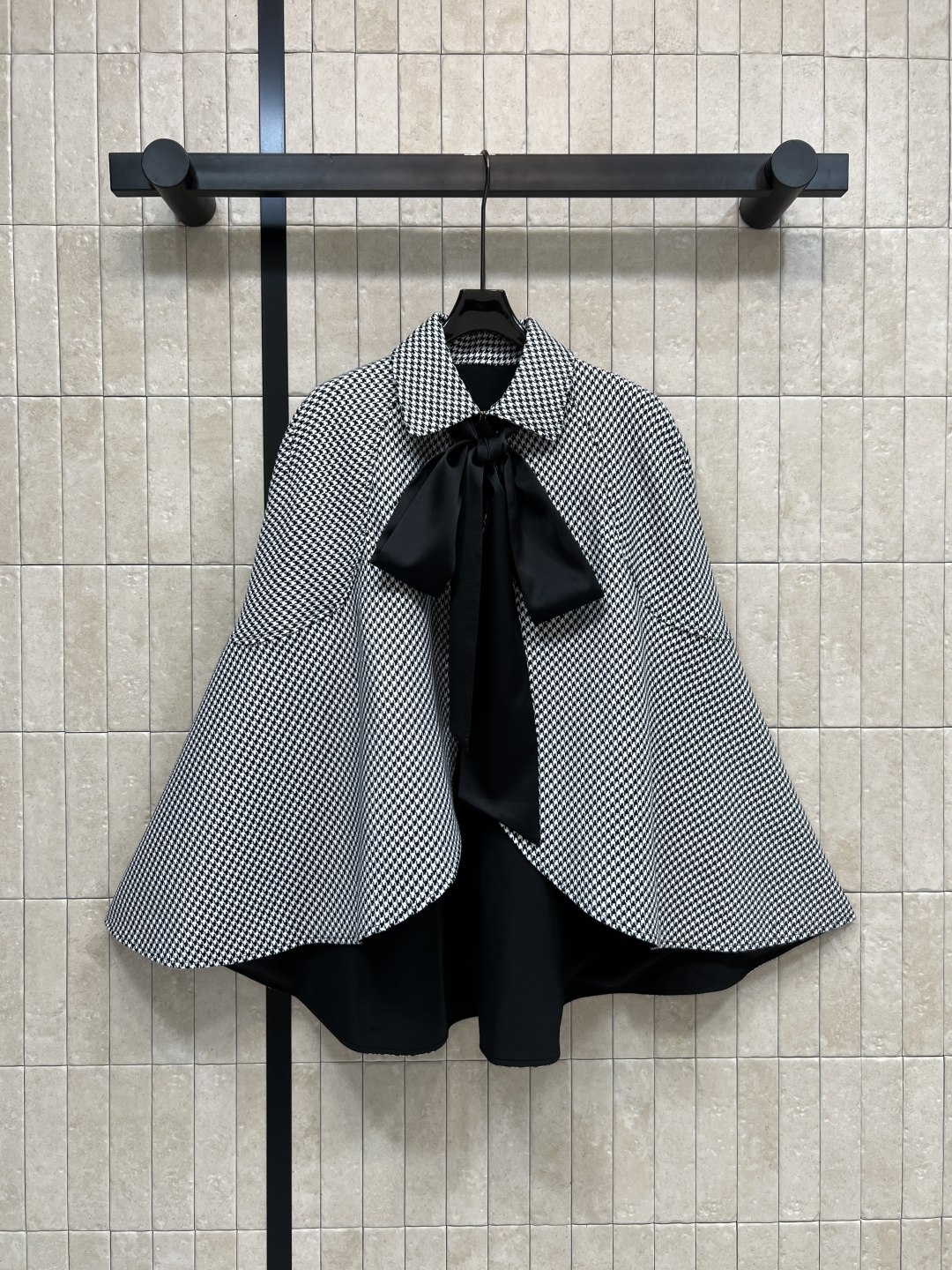 NO:761326,D Home’s 26 spring and summer new style houndstooth lapel cape, black and white houndstooth pattern + black ribbon decoration, perfect retro elegance, perfect for autumn and winter!  The lapel neckline is decorated with a CD pearl chain buckle. The cape is loosely cut. Pair it with a dress or turtleneck sweater to easily create a layered look. It can be easily used for daily commuting and formal occasions. Practical and fashionable. A must-have fashion item for autumn and winter!  Four sizes in one color Size/S-M-L-XL,,dior,skirts,sweaters,19860909D家 26春夏新款 千鸟格翻领斗篷 黑白千鸟格纹+黑色飘带装饰 复古优雅气质满分 秋冬穿超合适！翻领领口CD珍珠链条扣装饰 斗篷宽松剪裁 搭配连衣裙或高领毛衣 轻松打造层次感造型 日常通勤、正式场合都能轻松驾驭 实用又时髦 秋冬必入的时尚单品！一色四码 Size/S-M-L-XL,,dior,skirts,sweaters,,Women's clothing