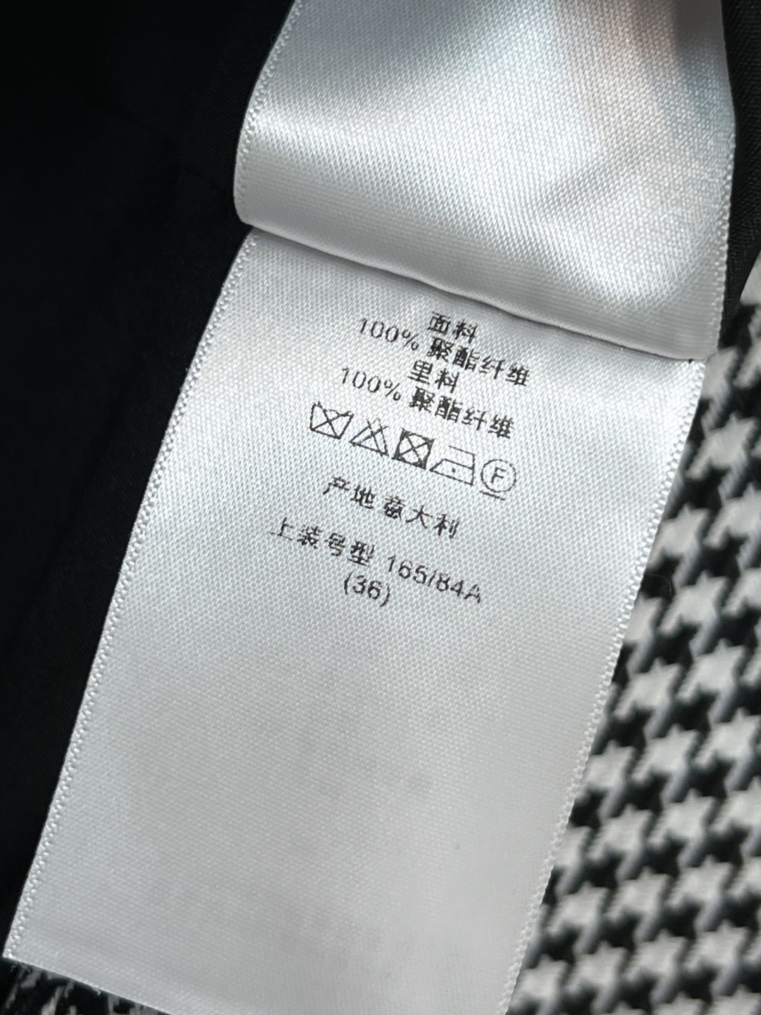 D家 26春夏新款 千鸟格翻领斗篷 黑白千鸟格纹+黑色飘带装饰 复古优雅气质满分 秋冬穿超合适！翻领领口