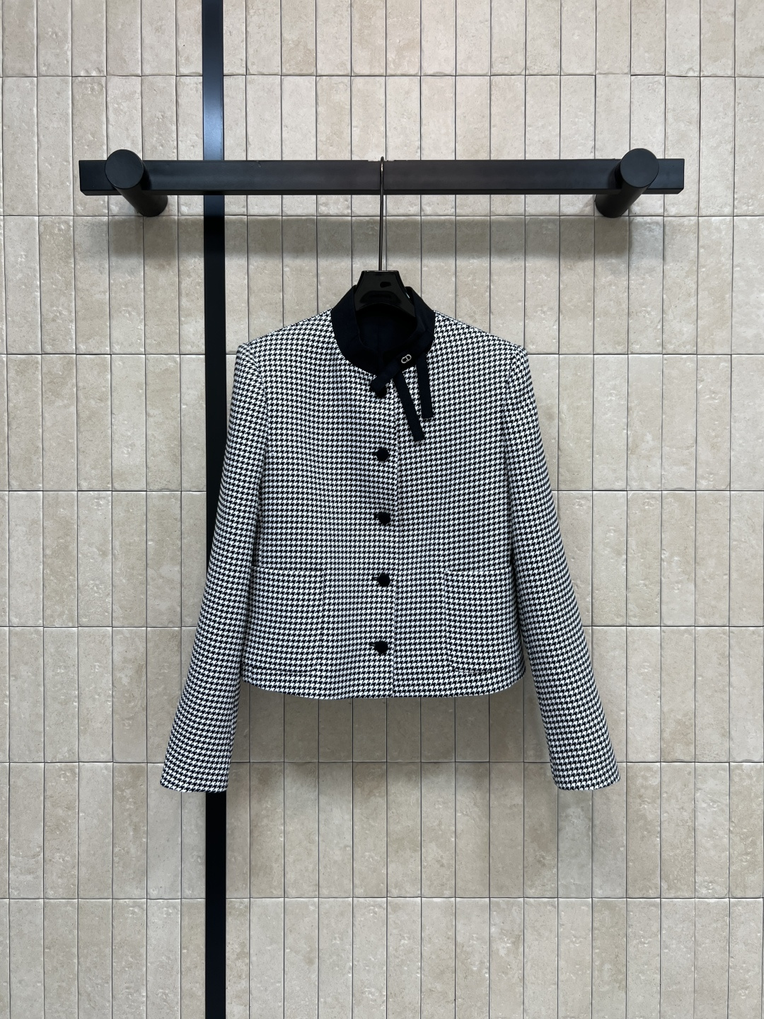 NO:761315,D Home 26 new spring and summer style houndstooth small fragrant jacket, black and white houndstooth pattern + black bow collar, full of elegant retro temperament, soft and crisp, short cut + black buttons, exquisite details, houndstooth is classic and timeless, can be easily worn in the workplace, daily life, and formal occasions. It looks great with skirts or high-waisted pants, and can easily create a high-end look!  Four sizes in one color Size/S-M-L-XL,,dior,skirts,jackets & coats,19860909D家 26春夏新款 千鸟格小香风外套 黑白千鸟格纹+黑色蝴蝶结领 优雅复古气质满分 柔软又挺括 短款剪裁+黑色纽扣 细节精致 千鸟格经典不过时 职场、日常、正式场合都能轻松驾驭 搭配裙装或高腰裤都很出彩 轻松打造高级感穿搭！一色四码 Size/S-M-L-XL,,dior,skirts,jackets & coats,,Women's clothing